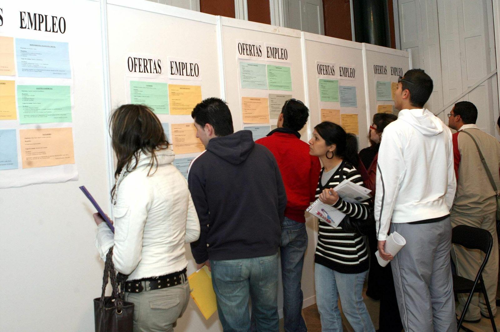 Un grupo de jóvenes  ojea ofertas de trabajo en una muestra del empleo  celebrada en la capital.