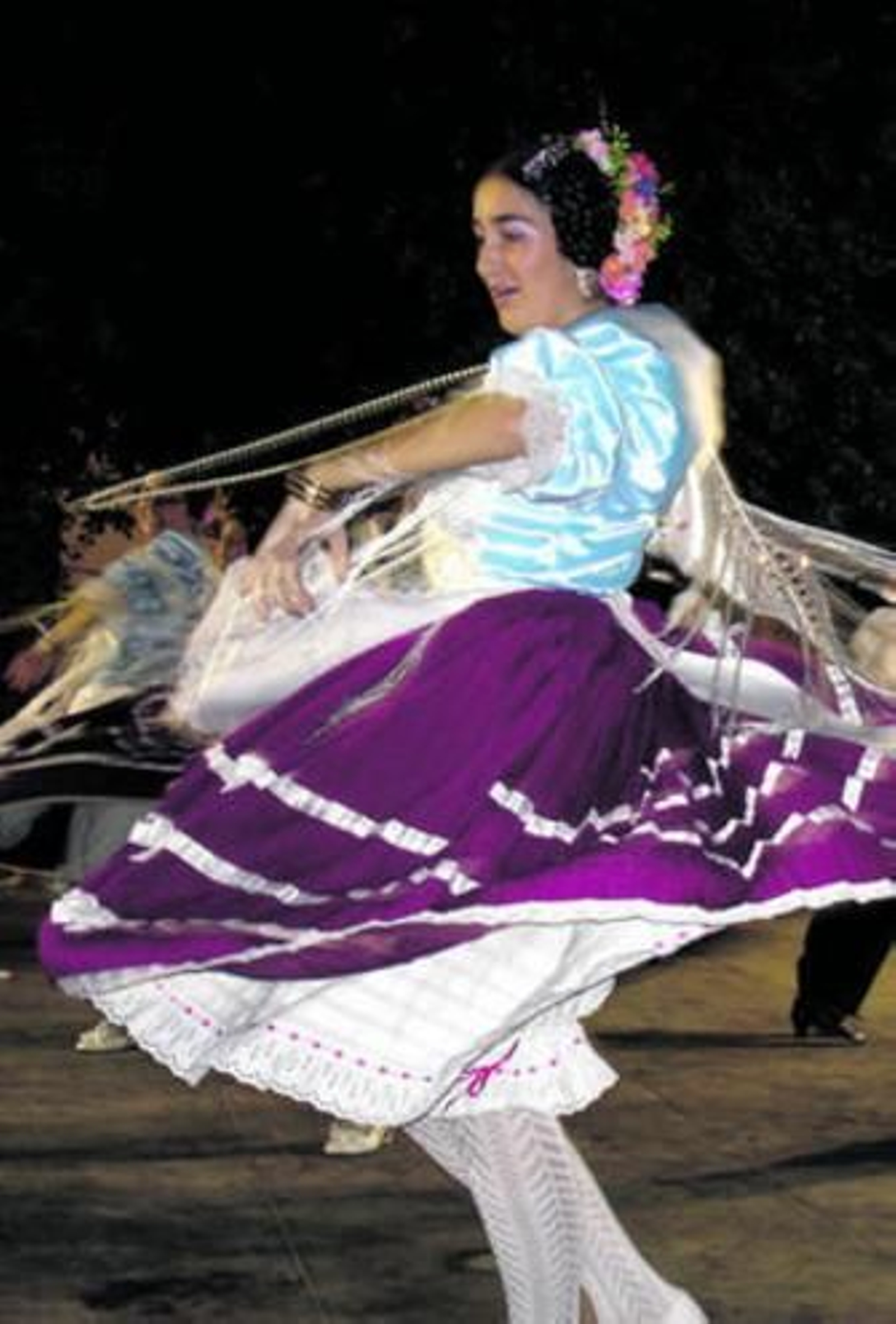 Una mujer ataviada con el traje tradicional de Almería.