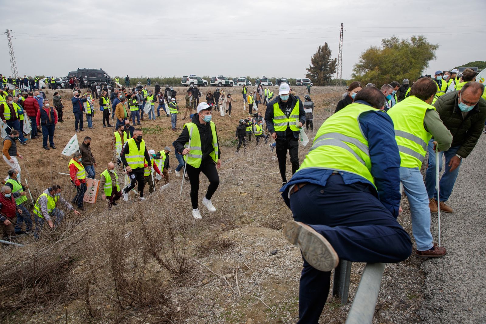 Tensión entre agricultores y antidisturbios en la protesta del sector agrario