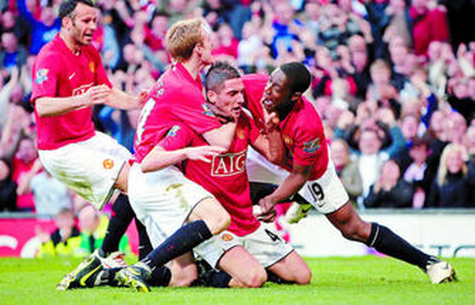 Macheda se abraza a sus compañeros tras su tanto.