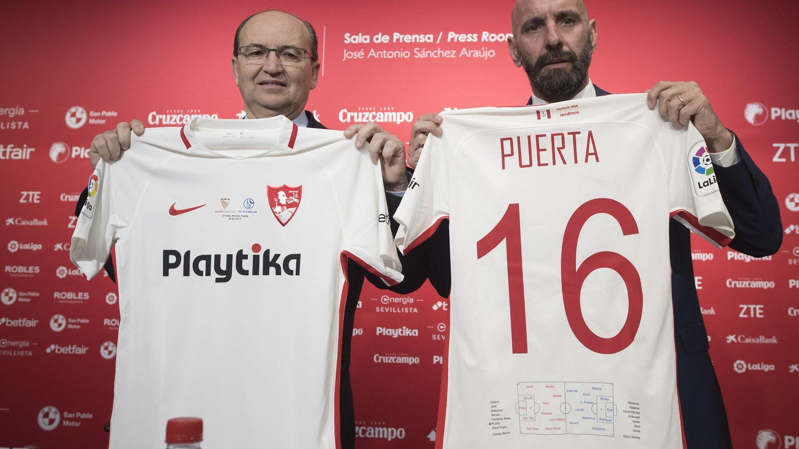 José Castro y Monchi muestran las camiseta del Trofeo Antonio Puerta. José Castro y Monchi muestran las camiseta del Trofeo Antonio Puerta.