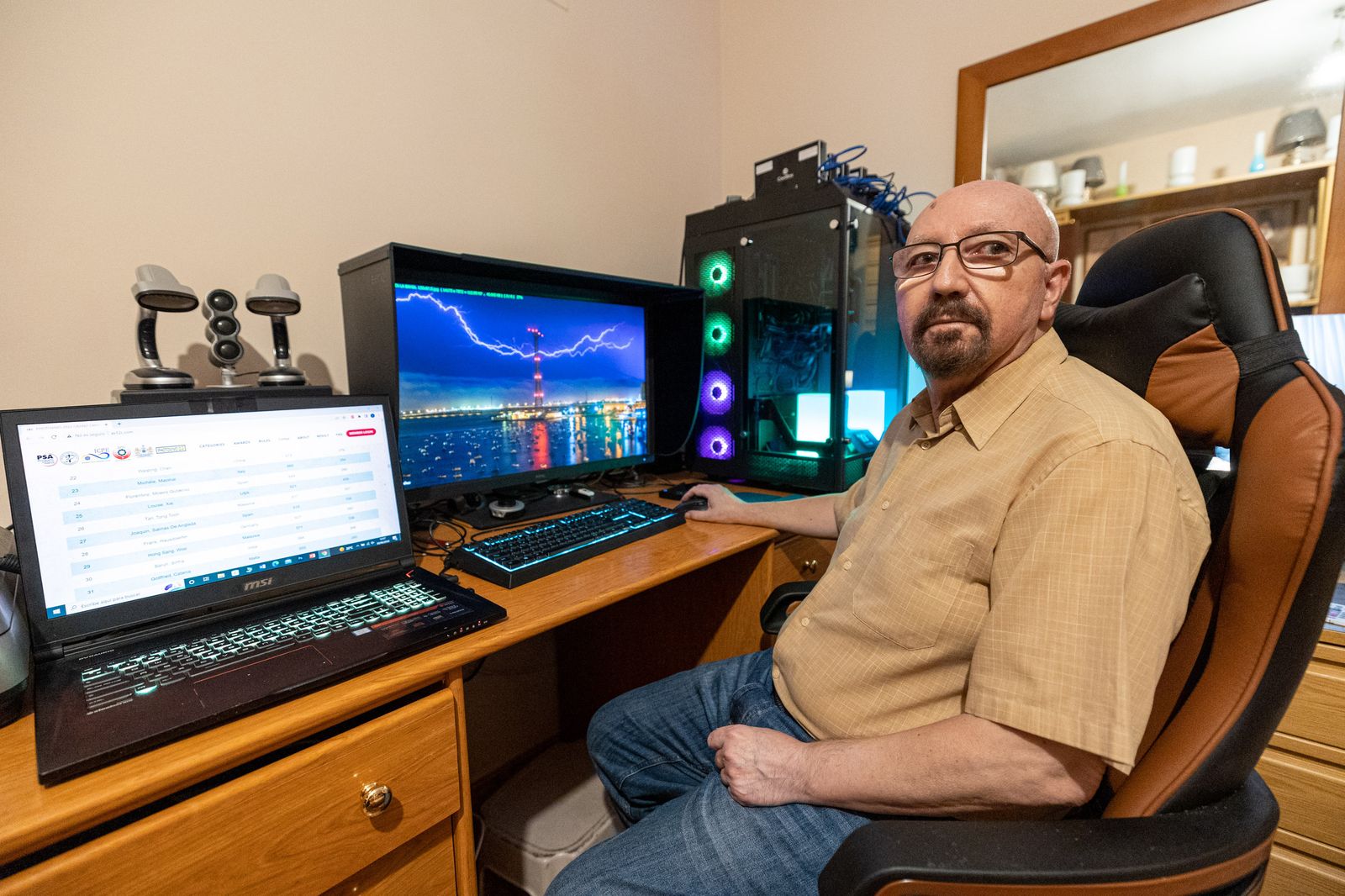 El fotógrafo Joaquín Salinas posa ante su equipo informático.