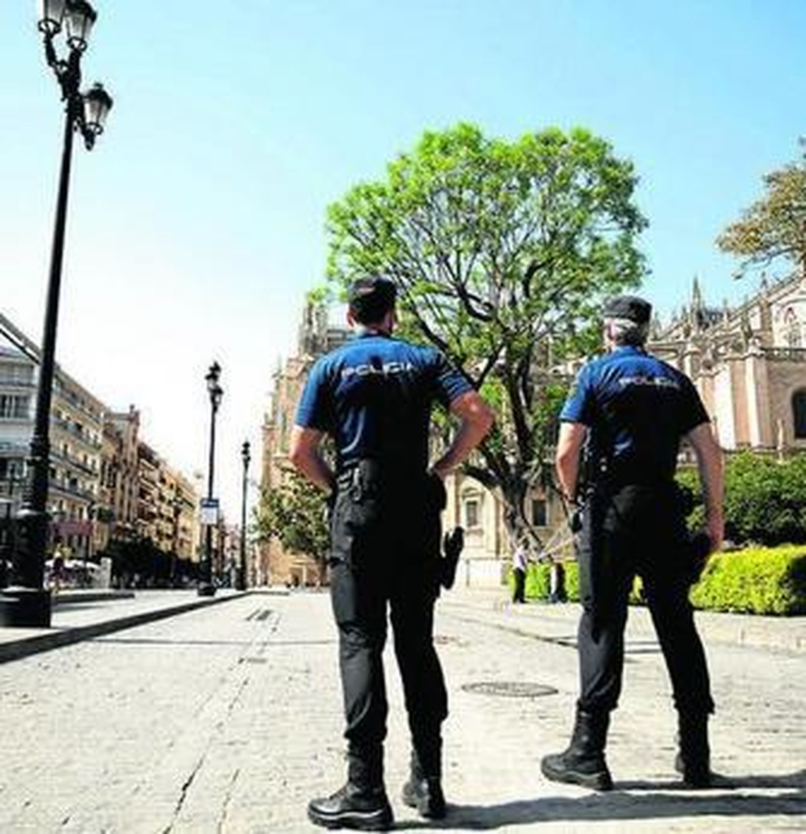 Dos agentes junto al Archivo de Indias.