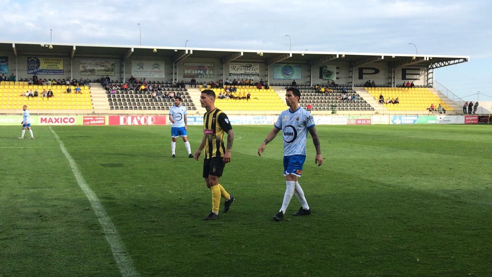 El gualdiverde Bonaque (d) junto al aurinegro Juan Jorrín (i) durante el partido.