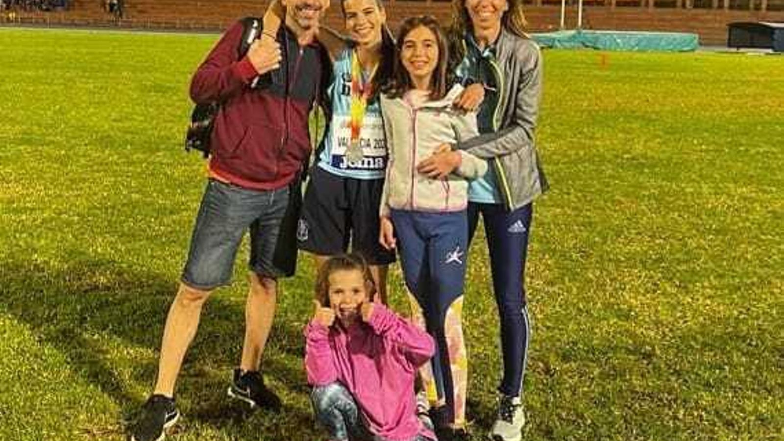 Daniela posa junto a su familia con la medalla conseguida en el Campeonato de España de Clubes de Atletismo sub-16.