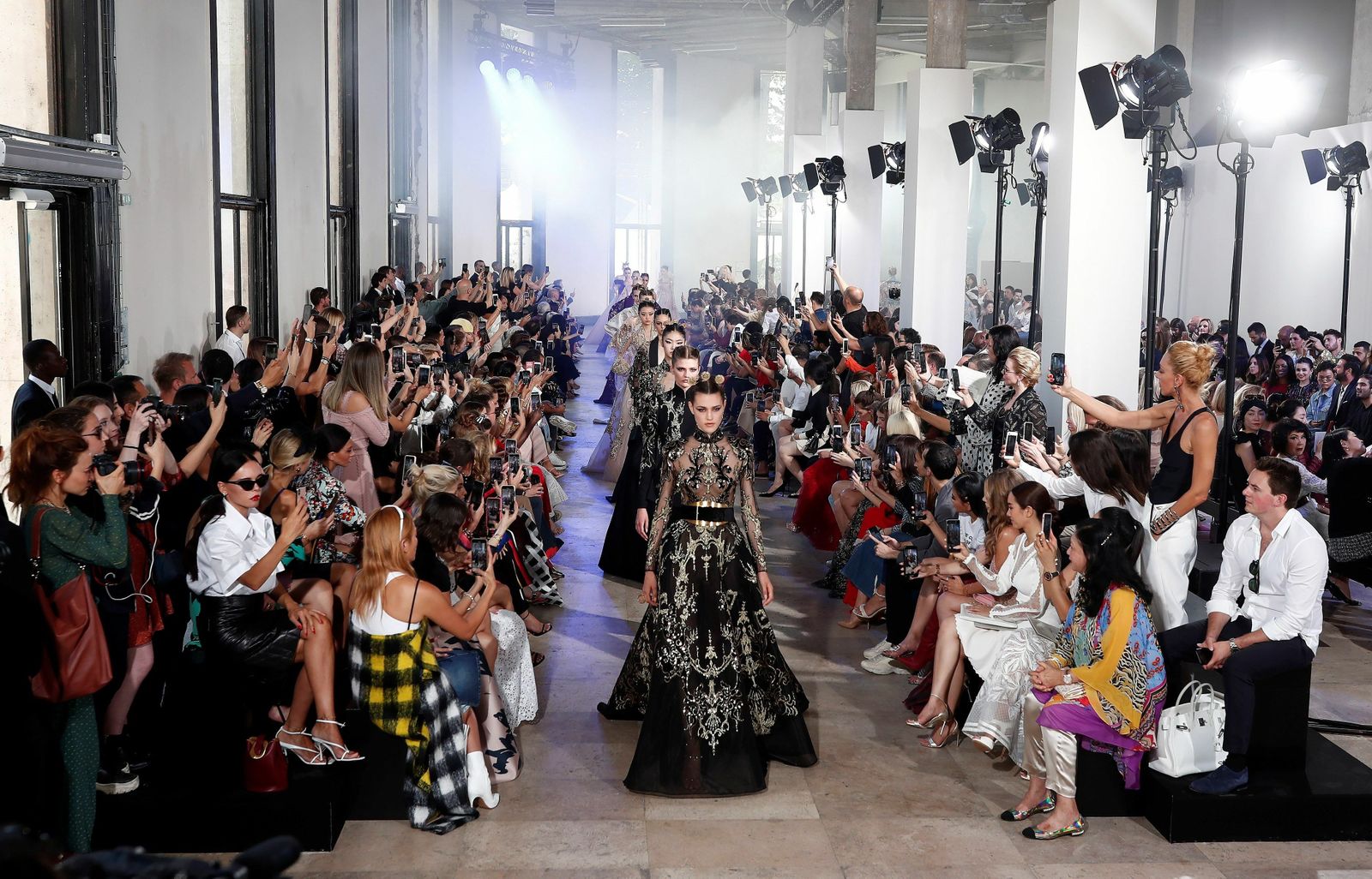 Inspiración asiática en la colección Otoño Invierno 2019-2020 de Elie Saab Alta Costura