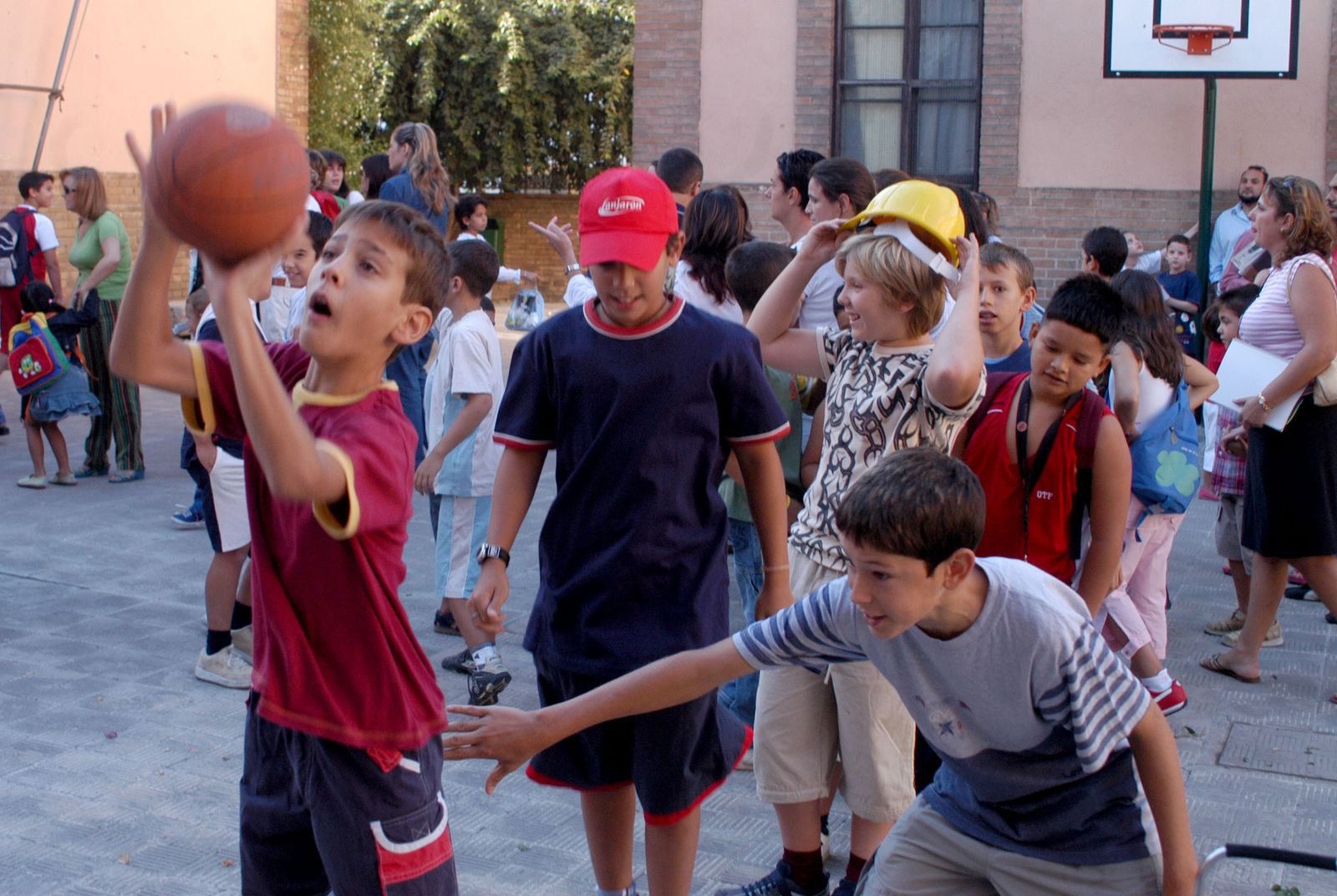 Imagen de archivo de los alumnos de los Altos Colegios en el patio del recreo.