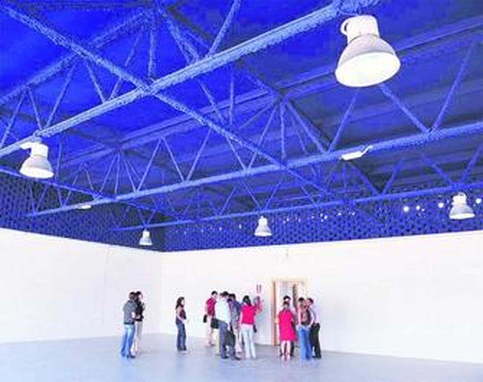 La comitiva, con el director del ISE en el centro, en el que será el nuevo gimnasio.