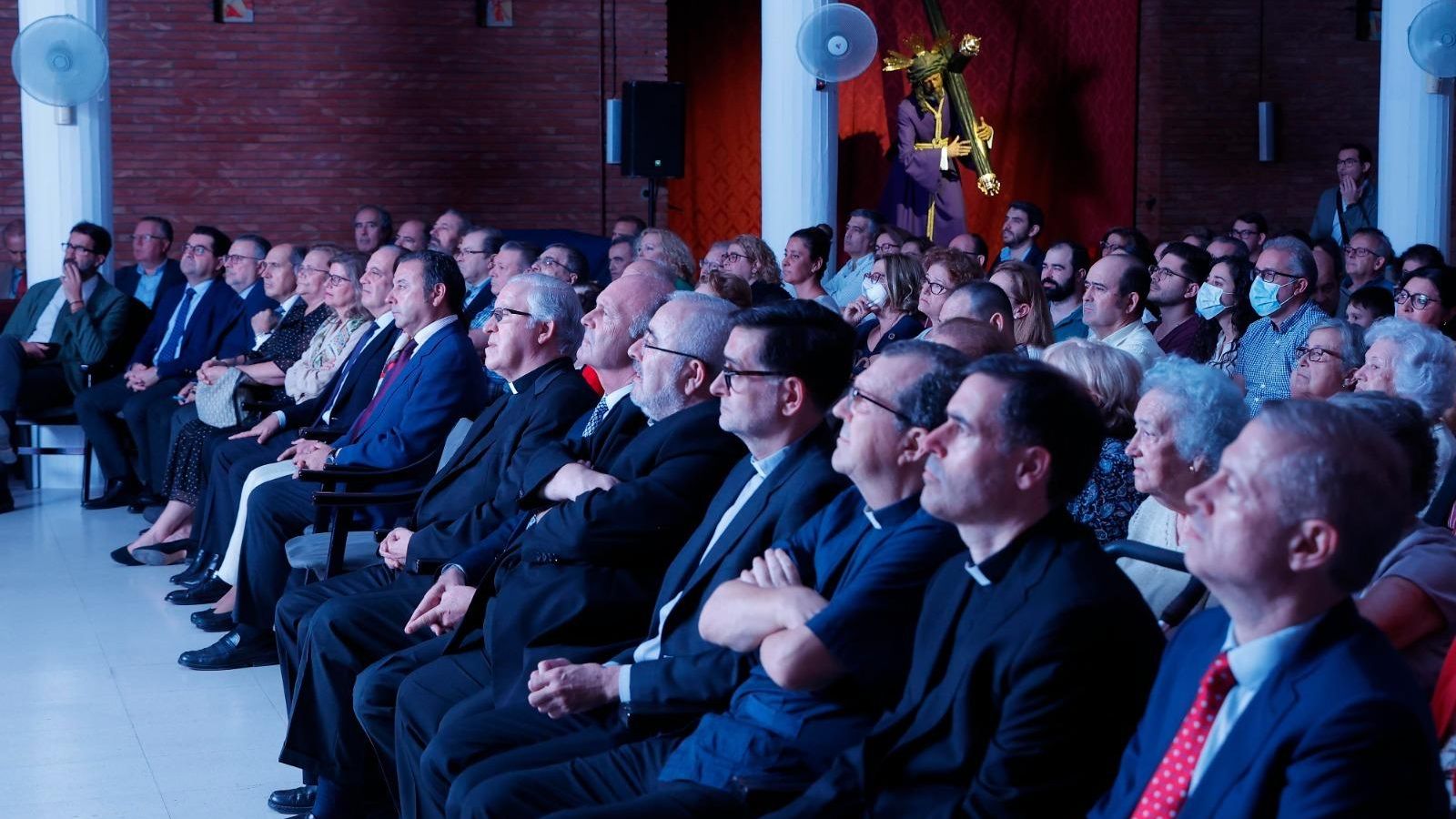 Autoridades y parroquianos de los Tres Barrios durante la proyección de la película