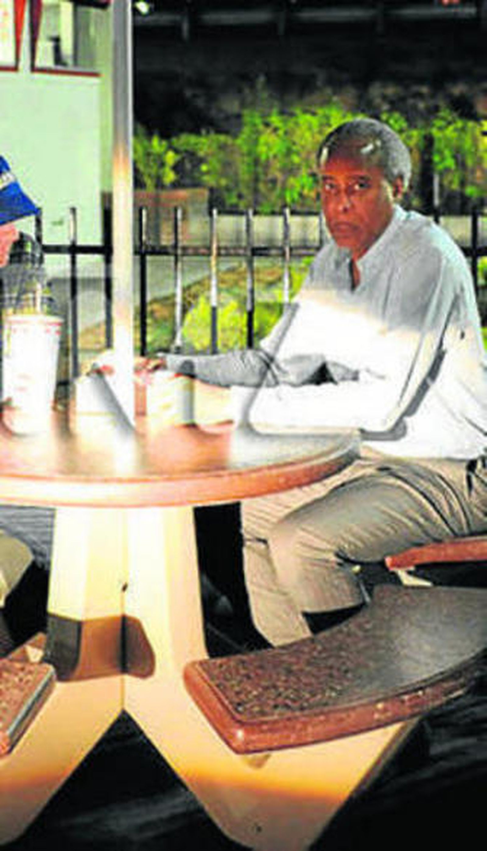 Murray esquiva a la prensa a su salida de la cárcel