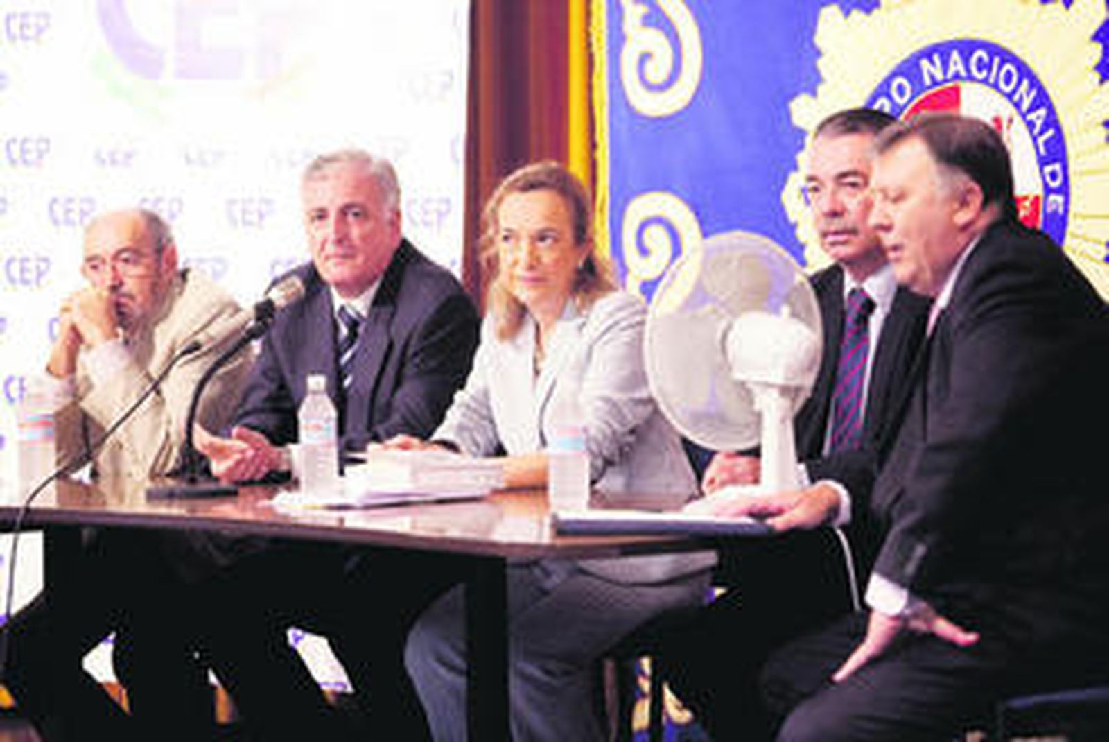 Los responsables policiales y la fiscal Marta Valcárce, durante el curso impartido ayer en la Jefatura Superior de Policía.