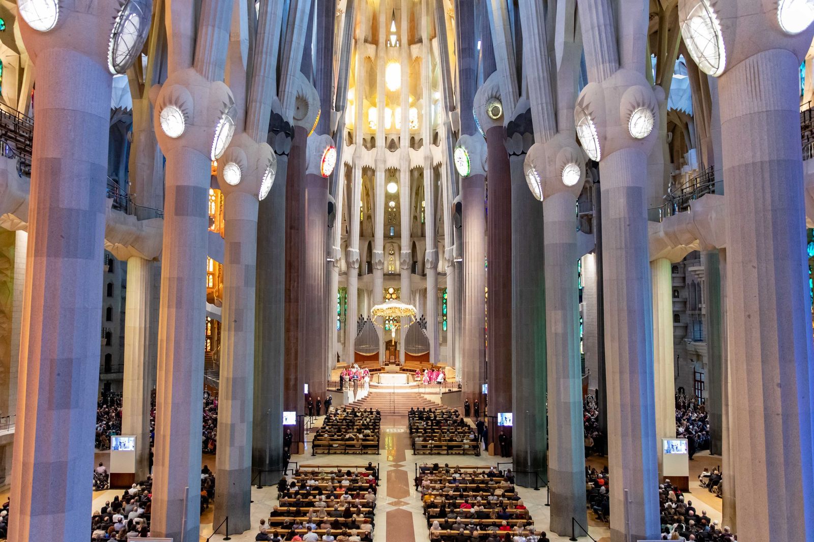 Fotos de Juanma Moreno en la Sagrada Familia de Barcelona durante la misa del 50 aniversario de la romería del Rocío en Cataluña
