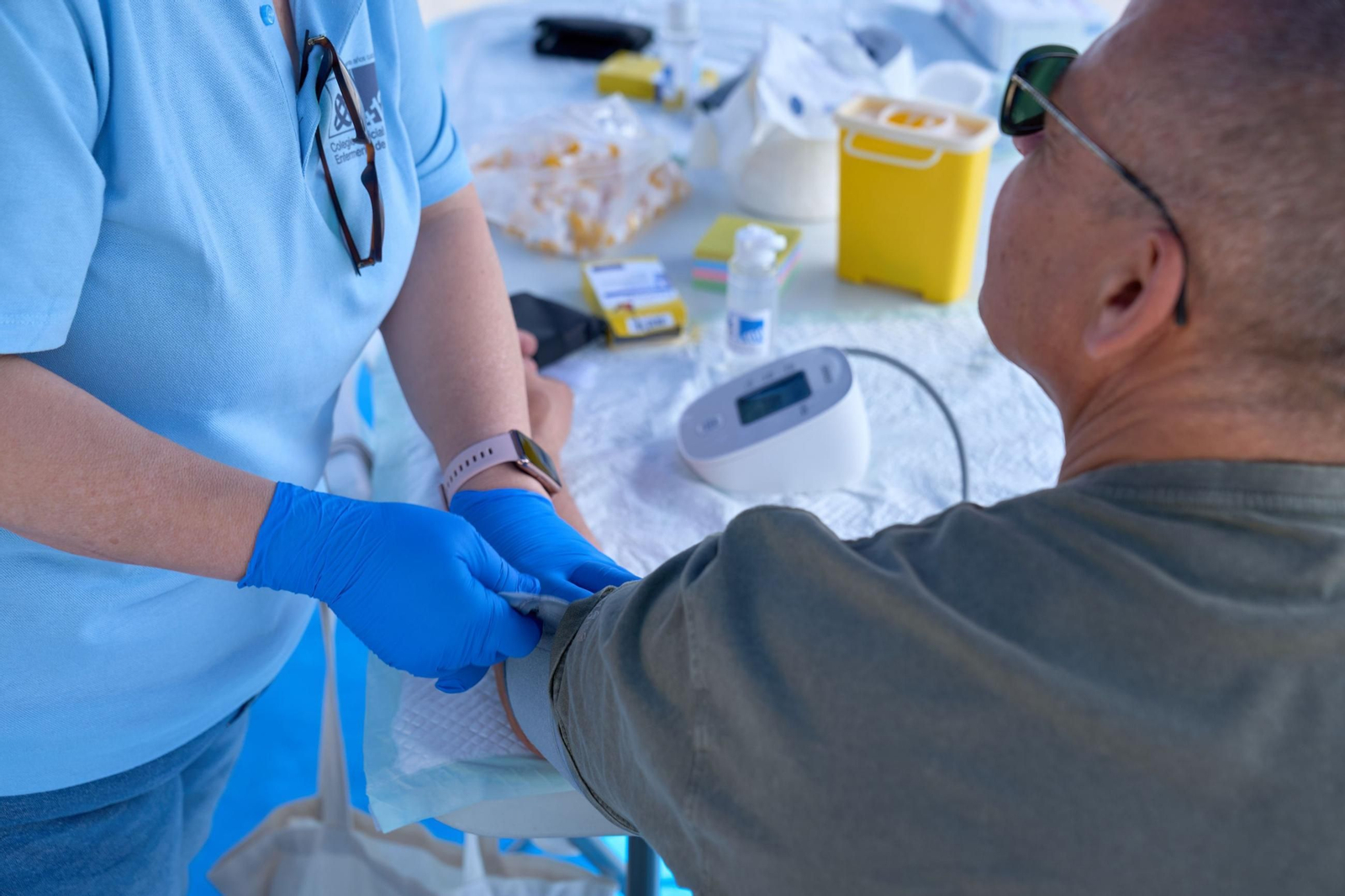Una enfermera toma la tensión a un paciente