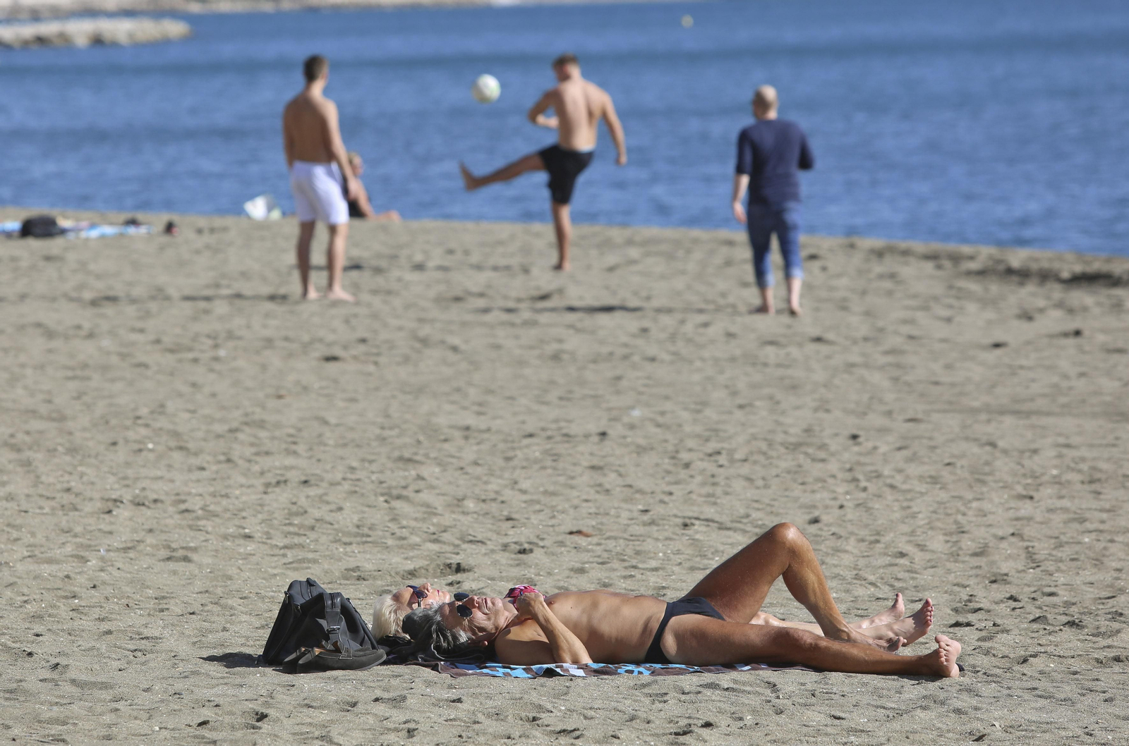 Bañistas disfrutan de una playa de la capital