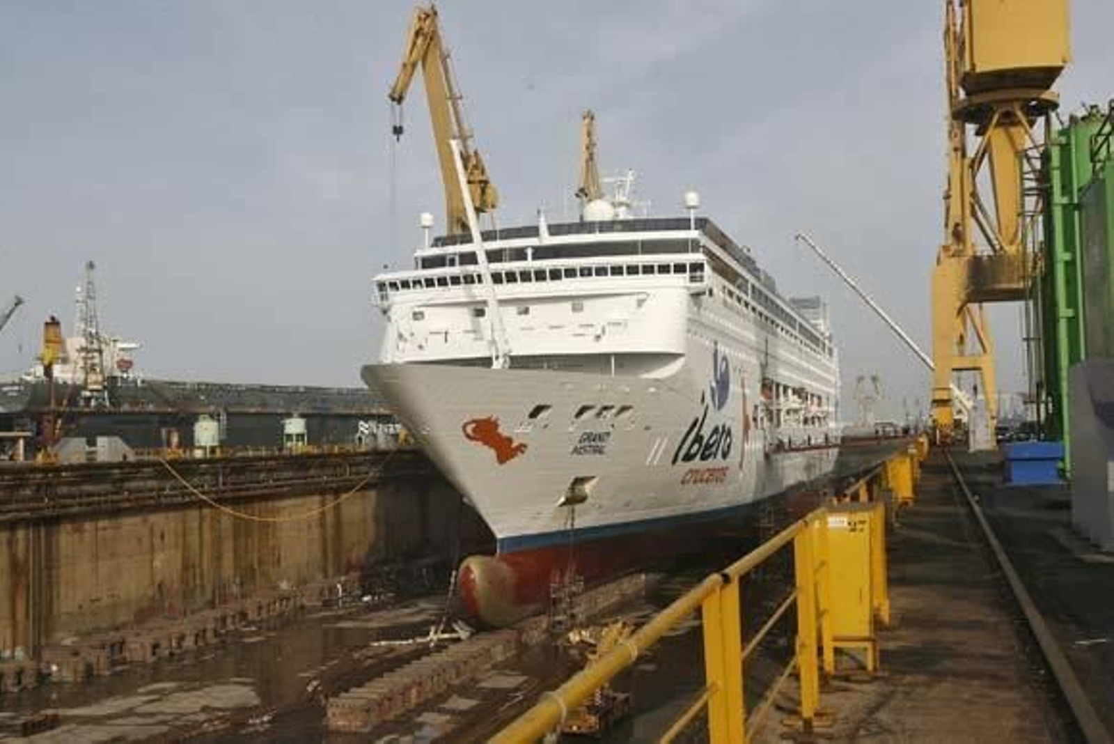 Más de 200 operarios de Navantia participan en la revisión del buque de Iberocruceros  Foto: Joaquin Pino