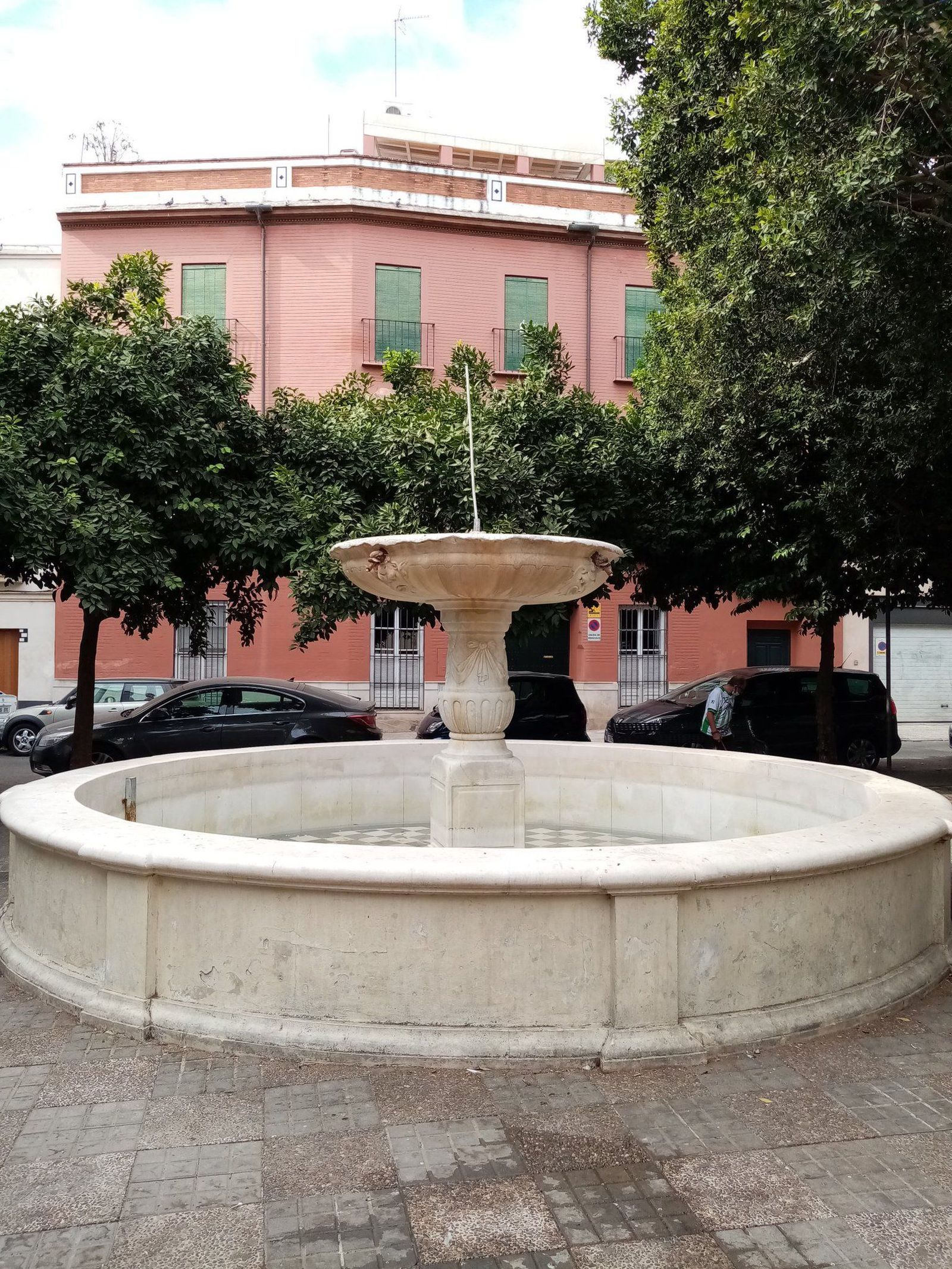 La pila del pato de la Plaza de San Leandro sin el pato que corona la fuente.