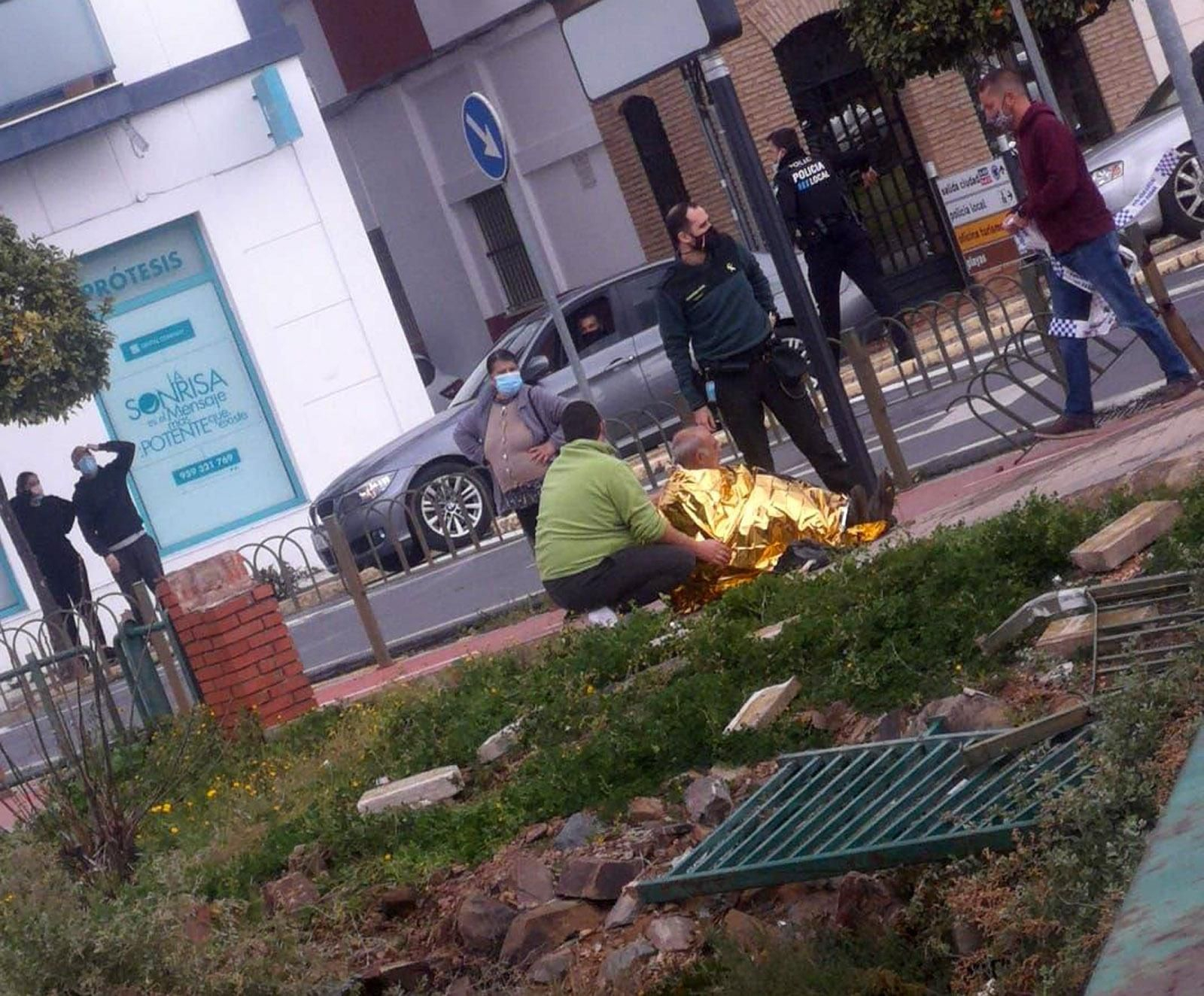 El conductor octogenario justo después de ser rescatado de su vehículo sumergido