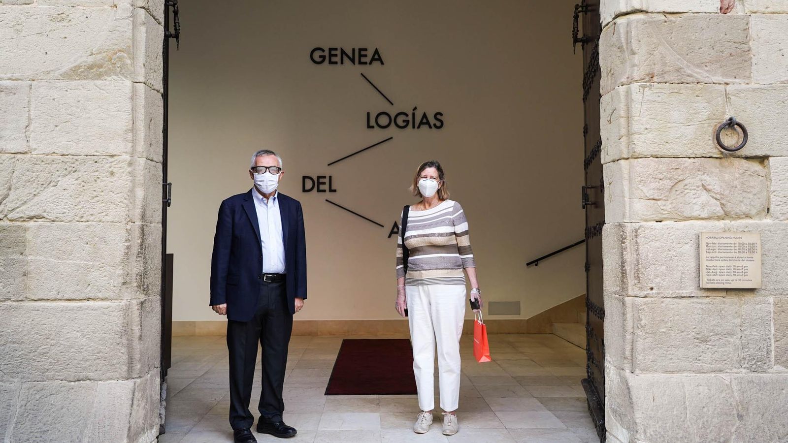 La primera visitante del Museo Picasso con su director, José Lebrero, este martes.