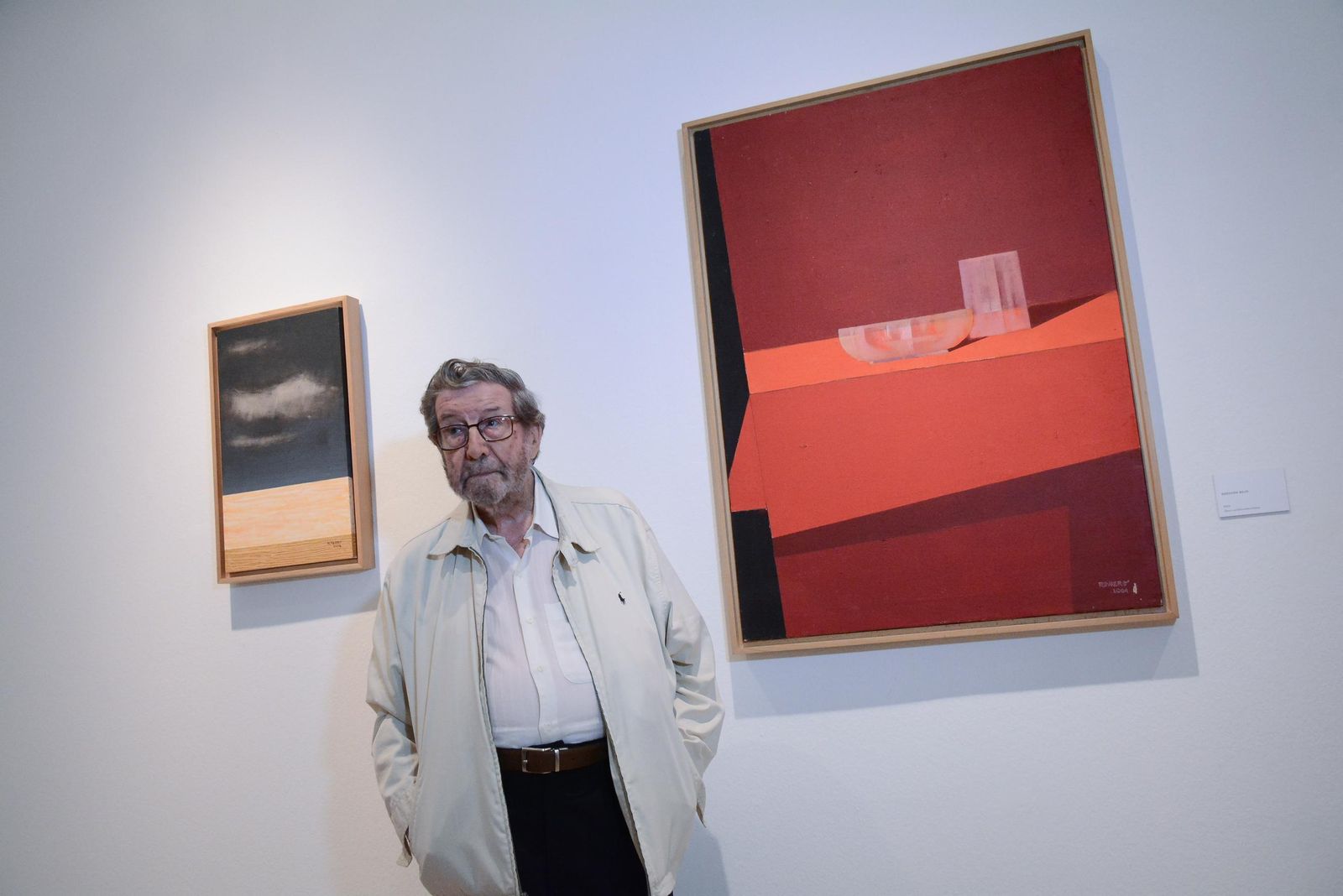 Francisco González Romero junto a 'Paisaje de Castilla' y 'Bodegón rojo', de 2006 y 2004 respectivamente.