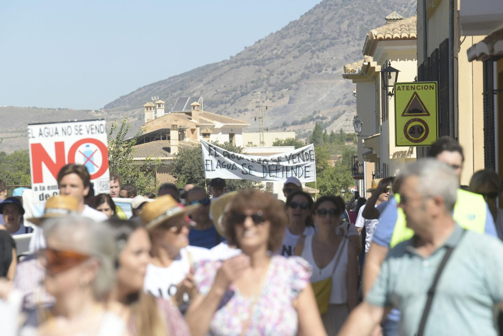 Así se han manifestado por las calles de Padul en contra de la embotelladora de Cijancos