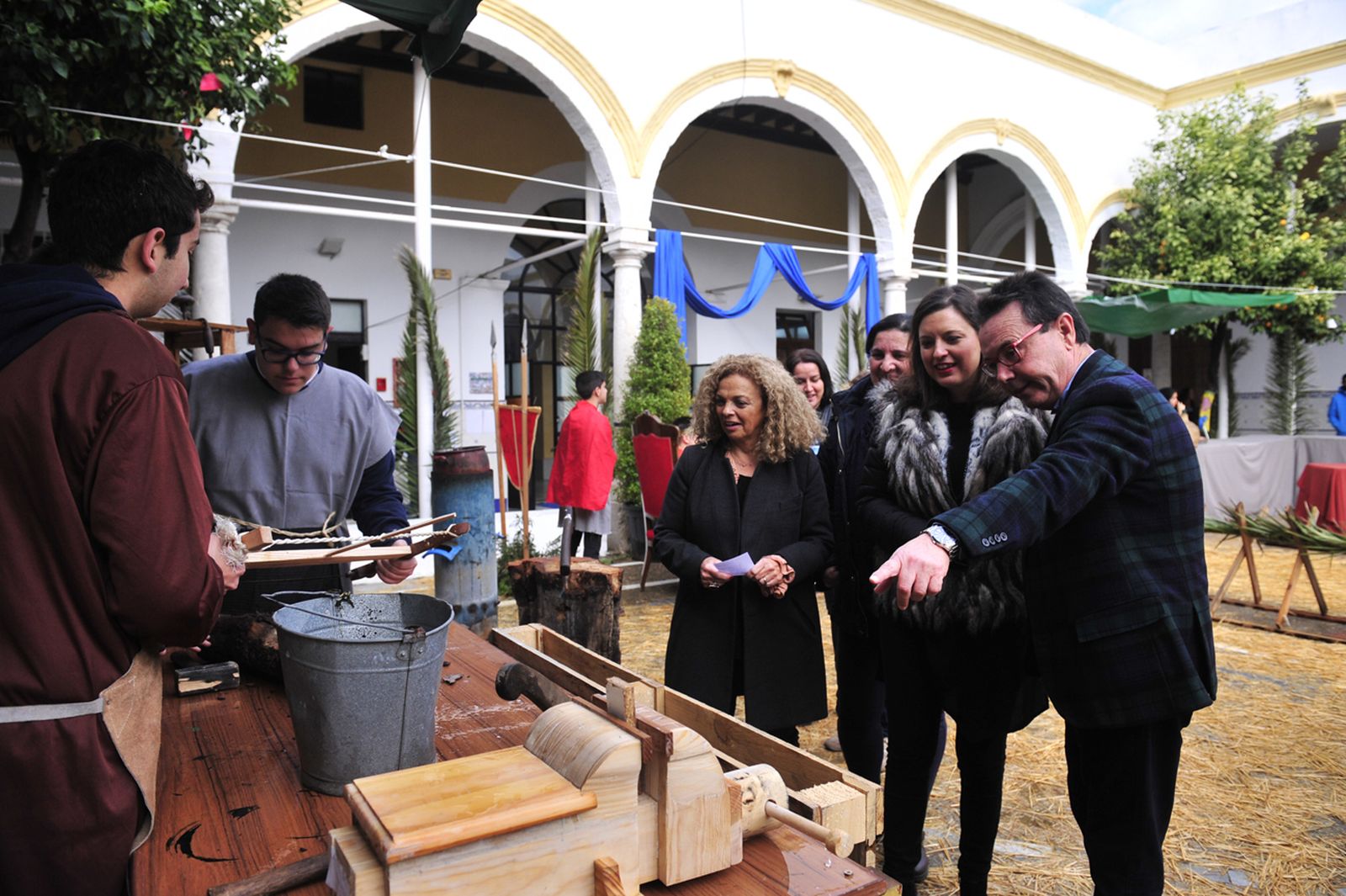 Visita de la alcaldesa y de la concejala de Fiestas, ayer por la mañana, al belén viviente de la Escuela San José.