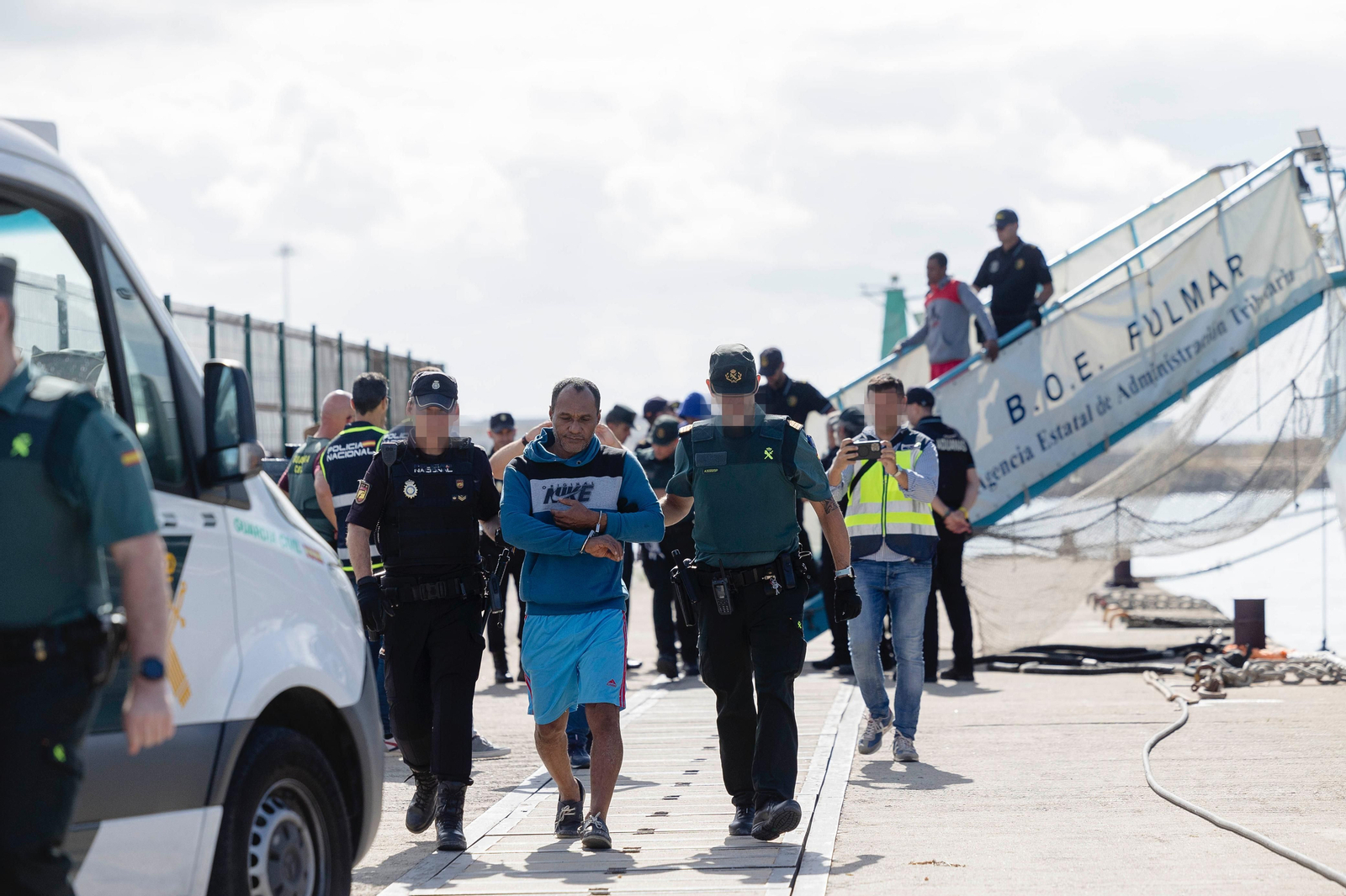 Imágenes de la descarga en el puerto de Cádiz de la cocaína intervenida en el narcosubmarino
