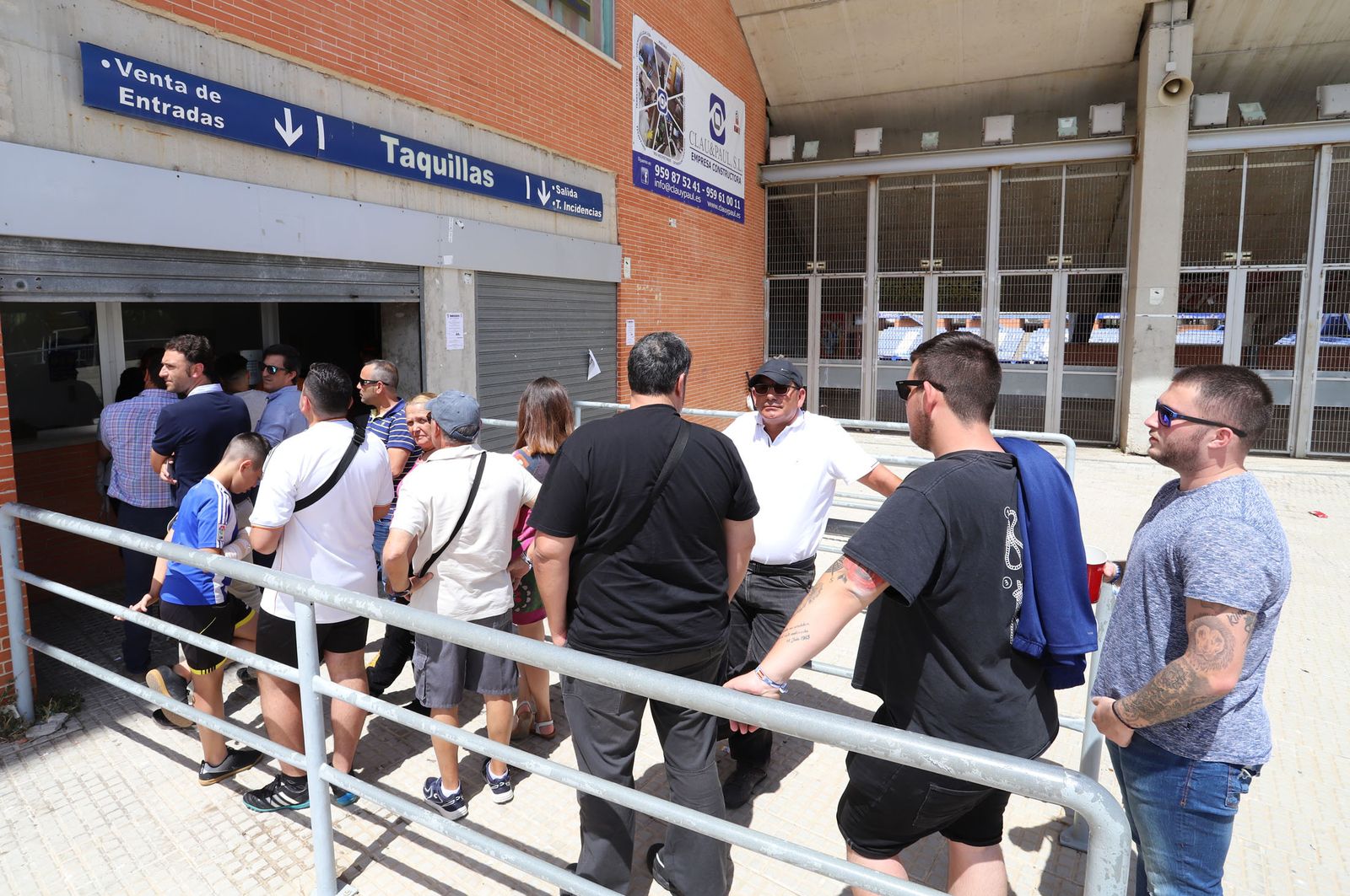 Abonados del Recre esperan cola en la taquilla de Gol Sur, ayer.