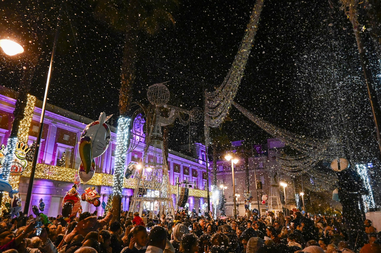 Imágenes de la nevada y alumbrado navideño en Huelva