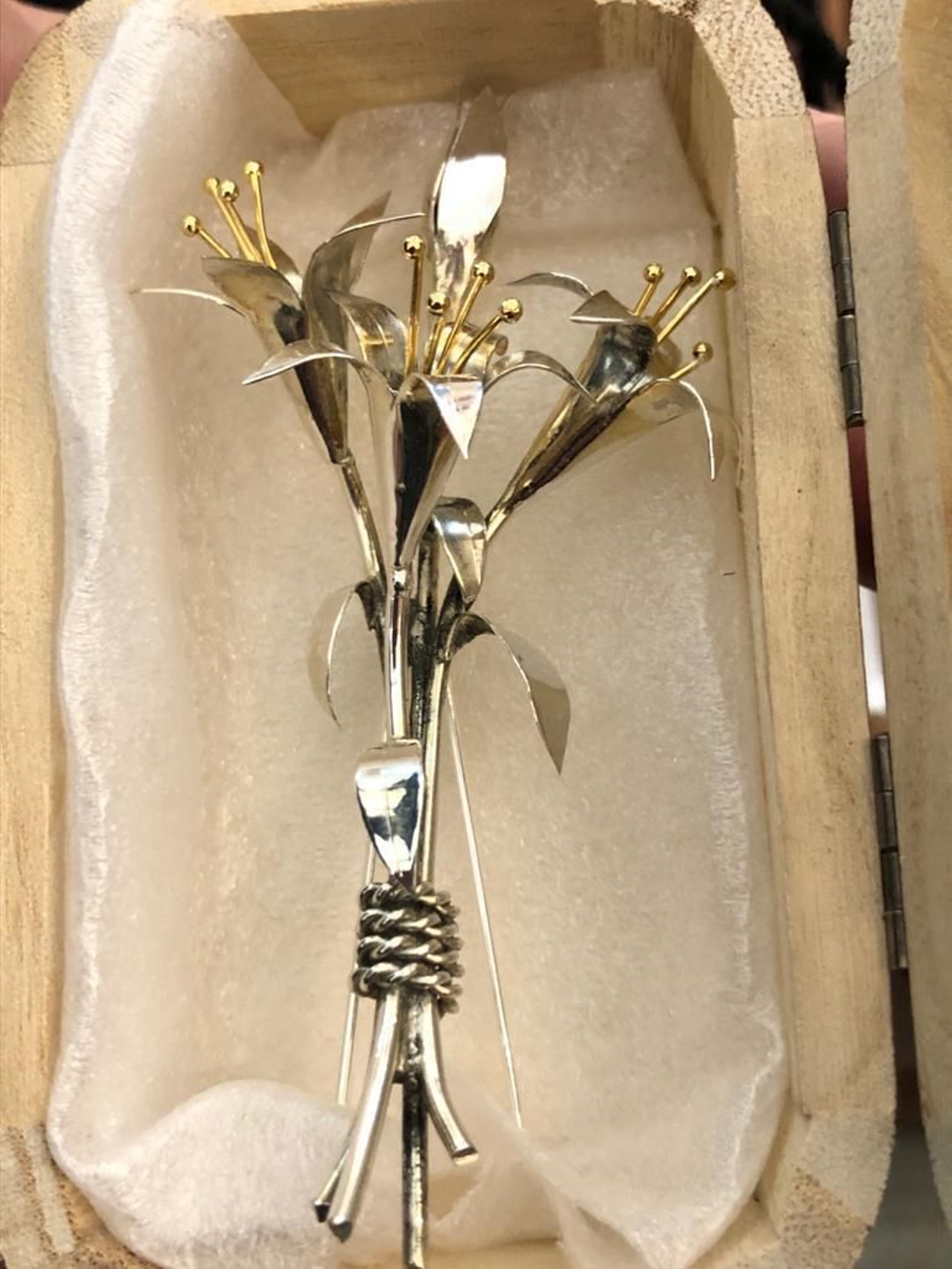 Azucena de plata que el Despojado ha regalado a la Virgen de las Penas por su próxima coronación.