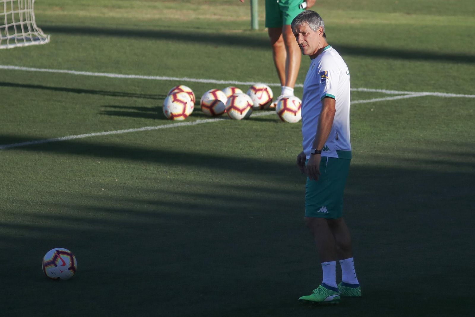 Setién observa a sus jugadores en el entrenamiento.