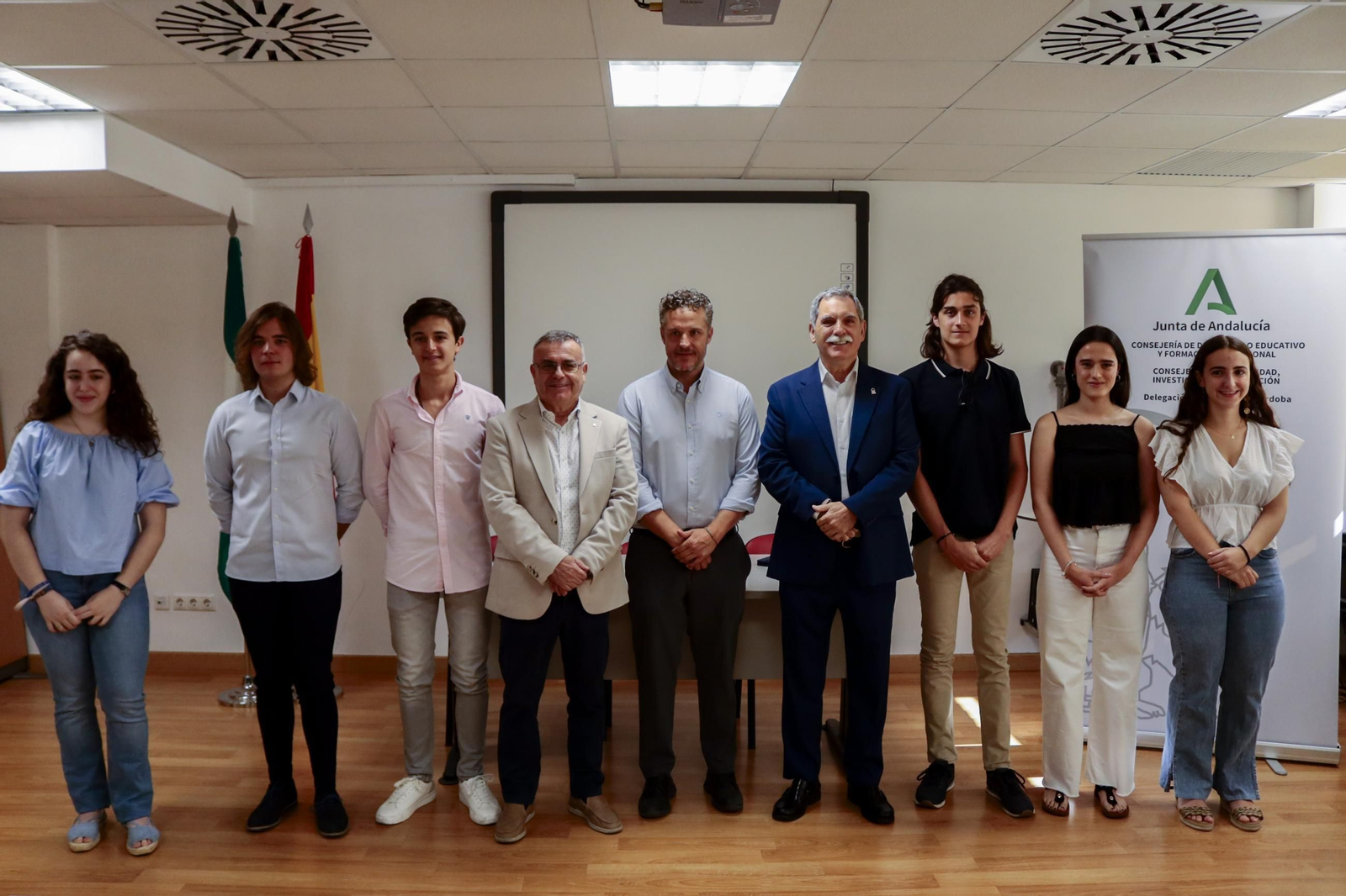 Bernabé Márquez, Israel Muñoz y José Francisco Viso,  junto a los alumnos galardonados.