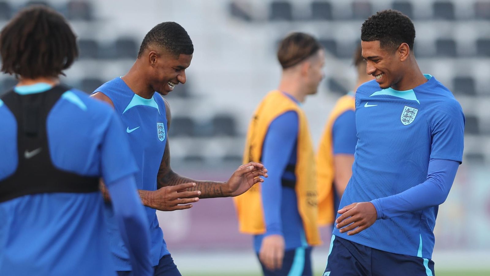 Rashford y Bellingham bromean durante el entrenamiento de Inglaterra.