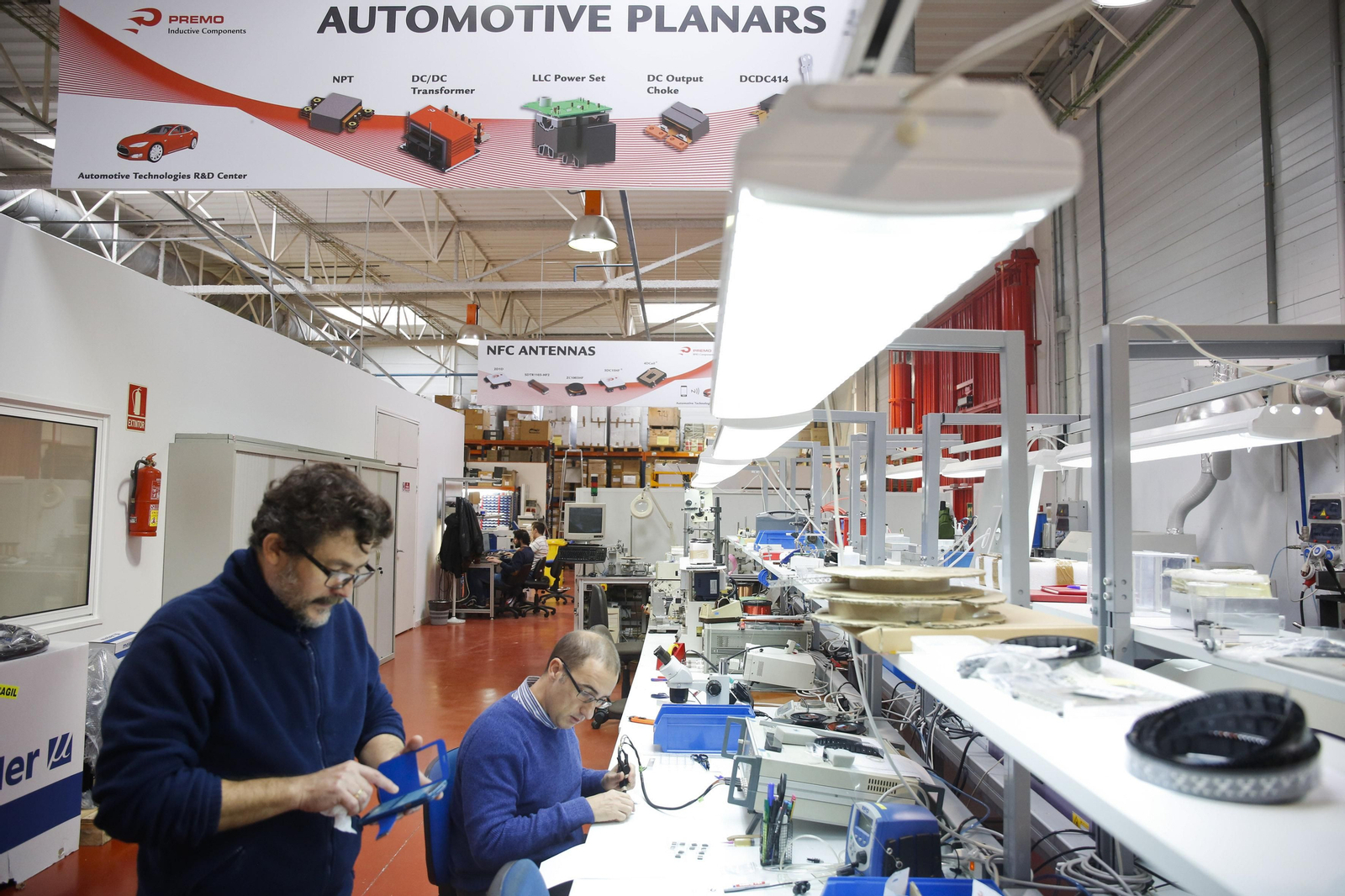 Varios empleados en una fábrica tecnológica andaluza.