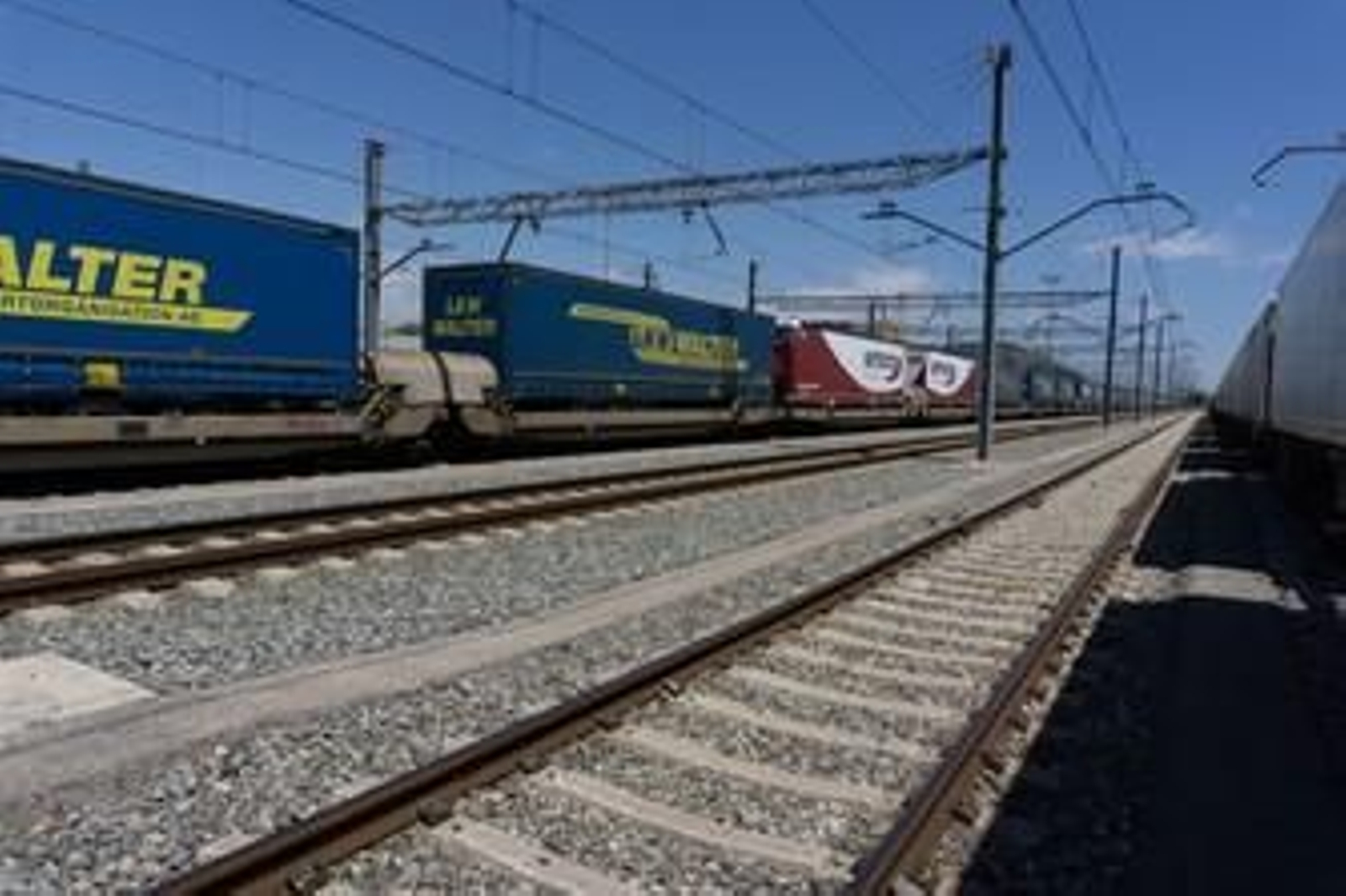 Tren de mercancías en una autopista ferroviaria Adif