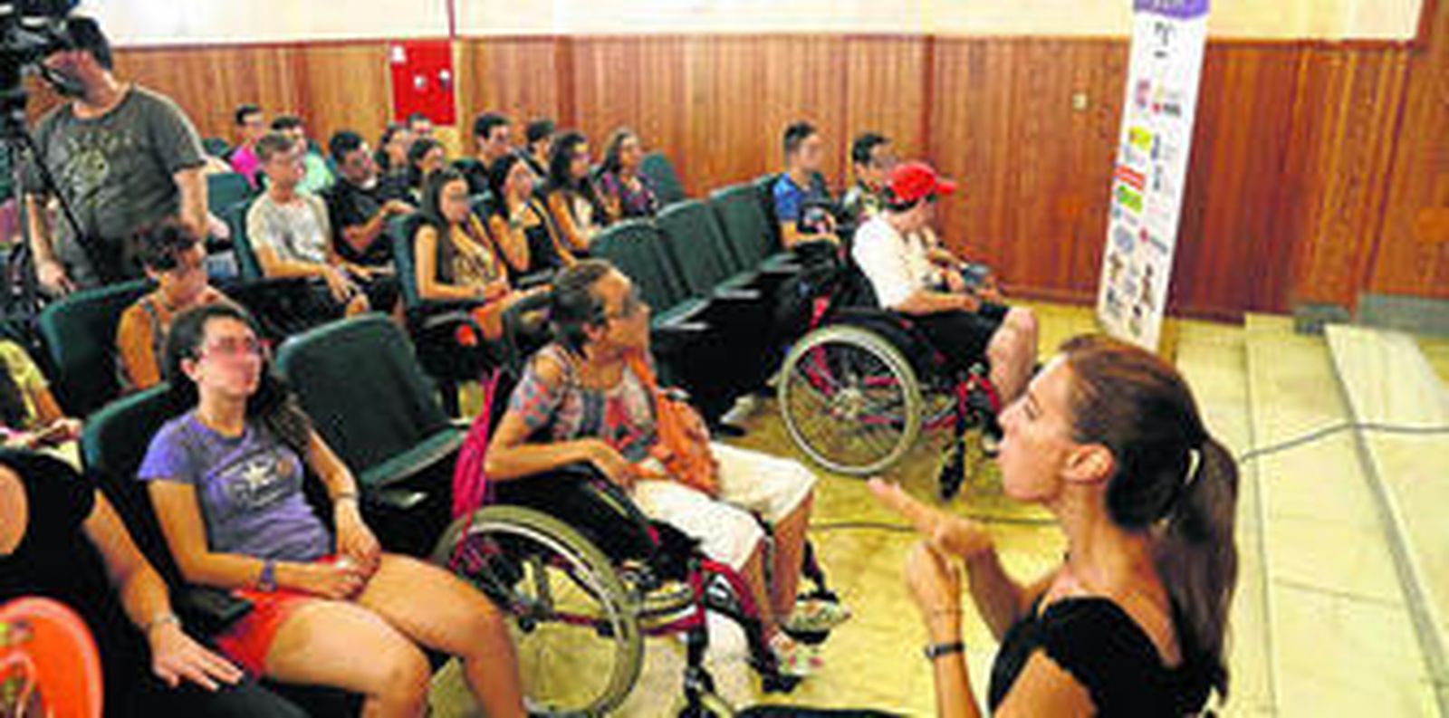Rocío Benavides durante la traducción simultánea que le fue realizando ayer a Cecilia en la charla sobre innovación social en La Noria.