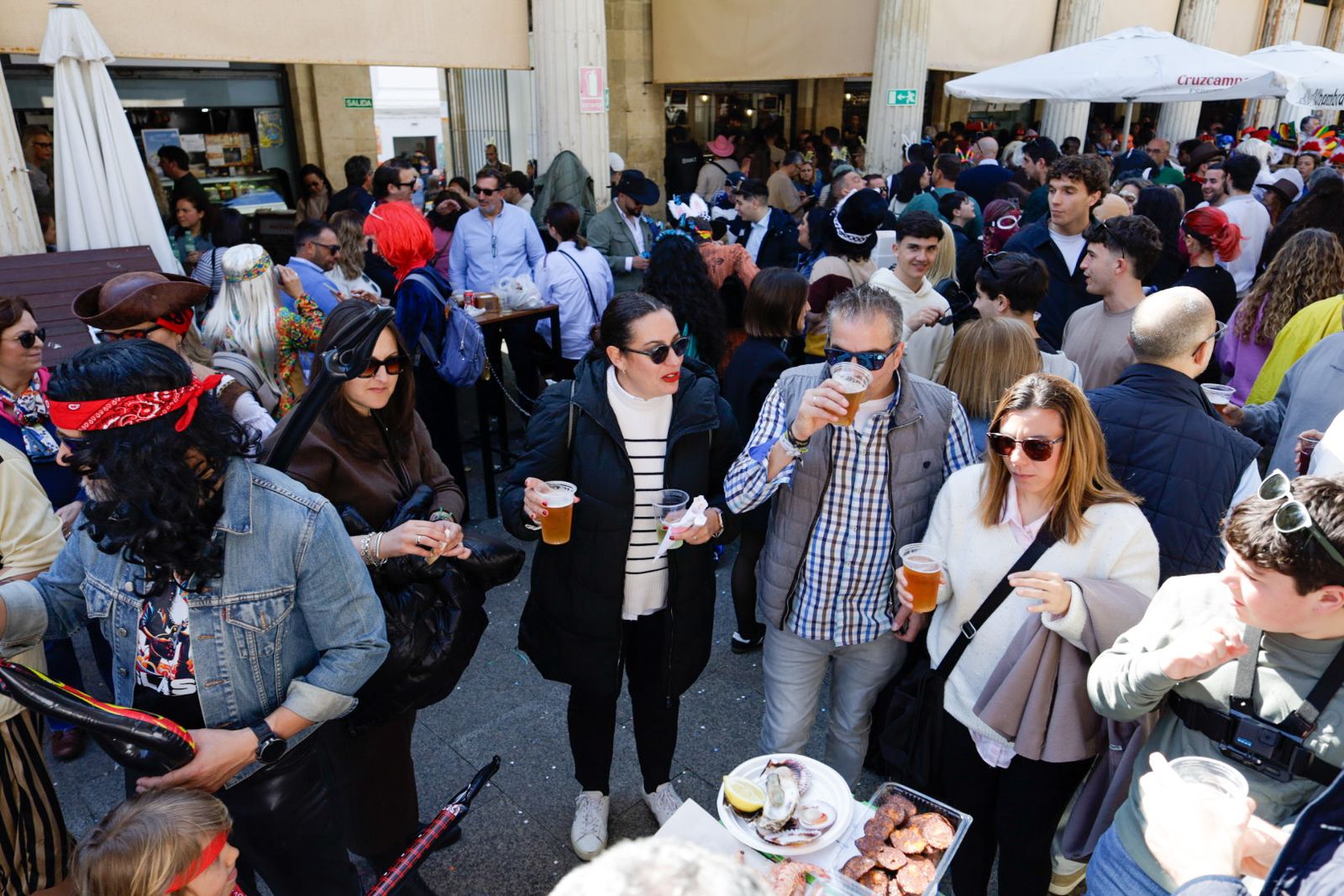 Así vive Cádiz su primer sábado de Carnaval: las imágenes de las batallas de copla y la fiesta en la calle