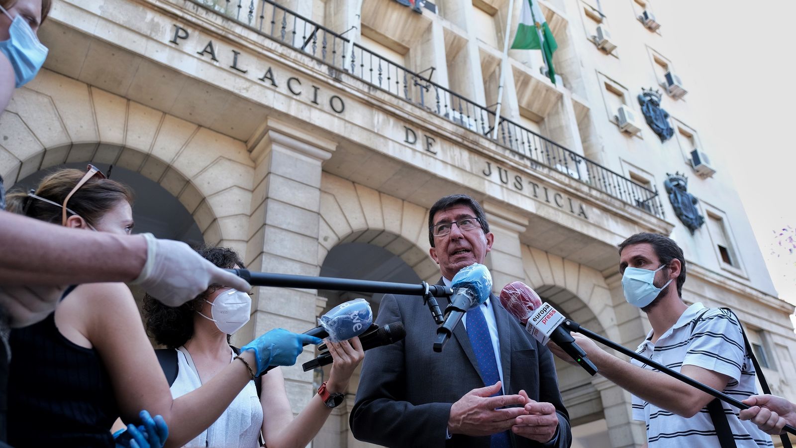 El consejero de Justicia, Juan Marín, atiende a los periodistas en la Audiencia de Sevilla.
