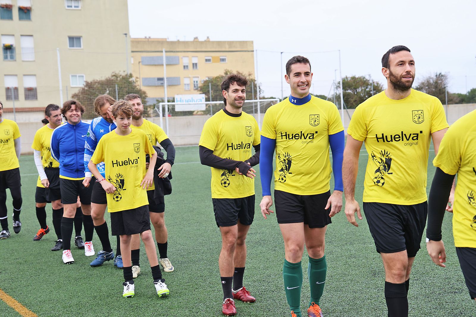 Periodistas y políticos disputan su tradicional partido navideño de fútbol