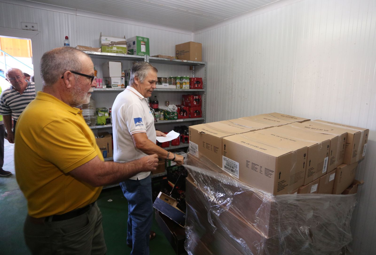 Las imágenes del Reparto de alimentos a entidades sociales del Banco de Alimentos y la Fundación Cajasol