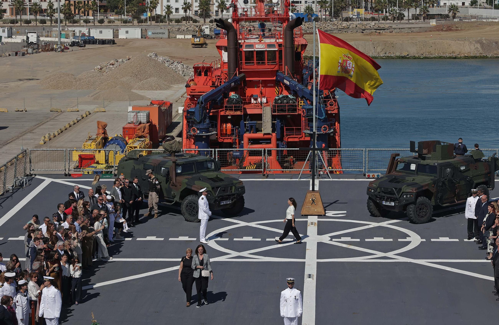 Fotos de la Jura de Bandera para personal civil a bordo del Buque de Asalto Anfibio 'Castilla' en Algeciras