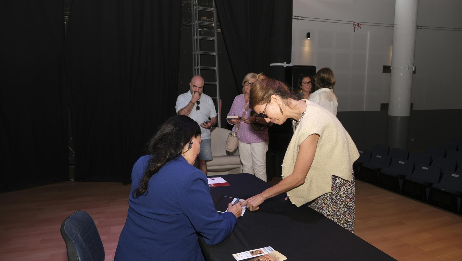 Las imágenes del Diario de los Libros con la escritora Rosario Raro