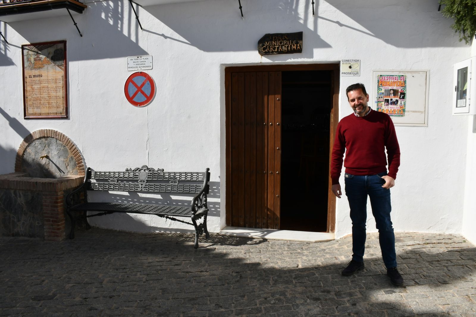 El alcalde de Cartajima a las puertas del bar municipal.