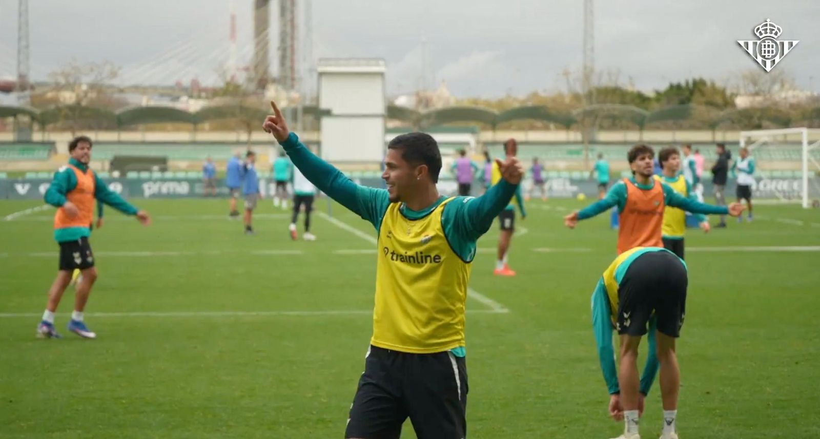 El Cucho Hernández celebrando un gol en el entrenamiento del Betis