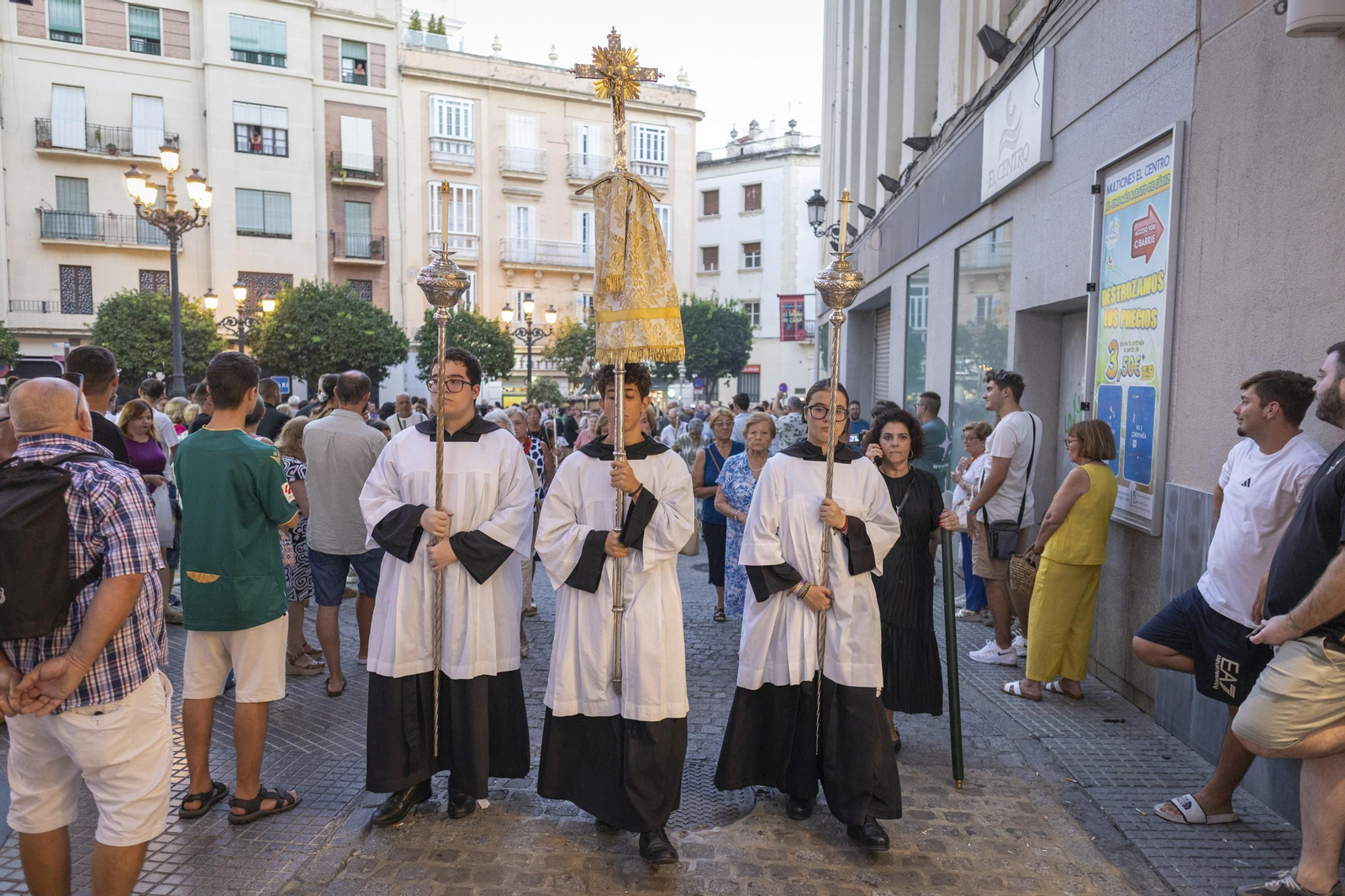 Las imágenes de la procesión de Santa Marta en Cádiz