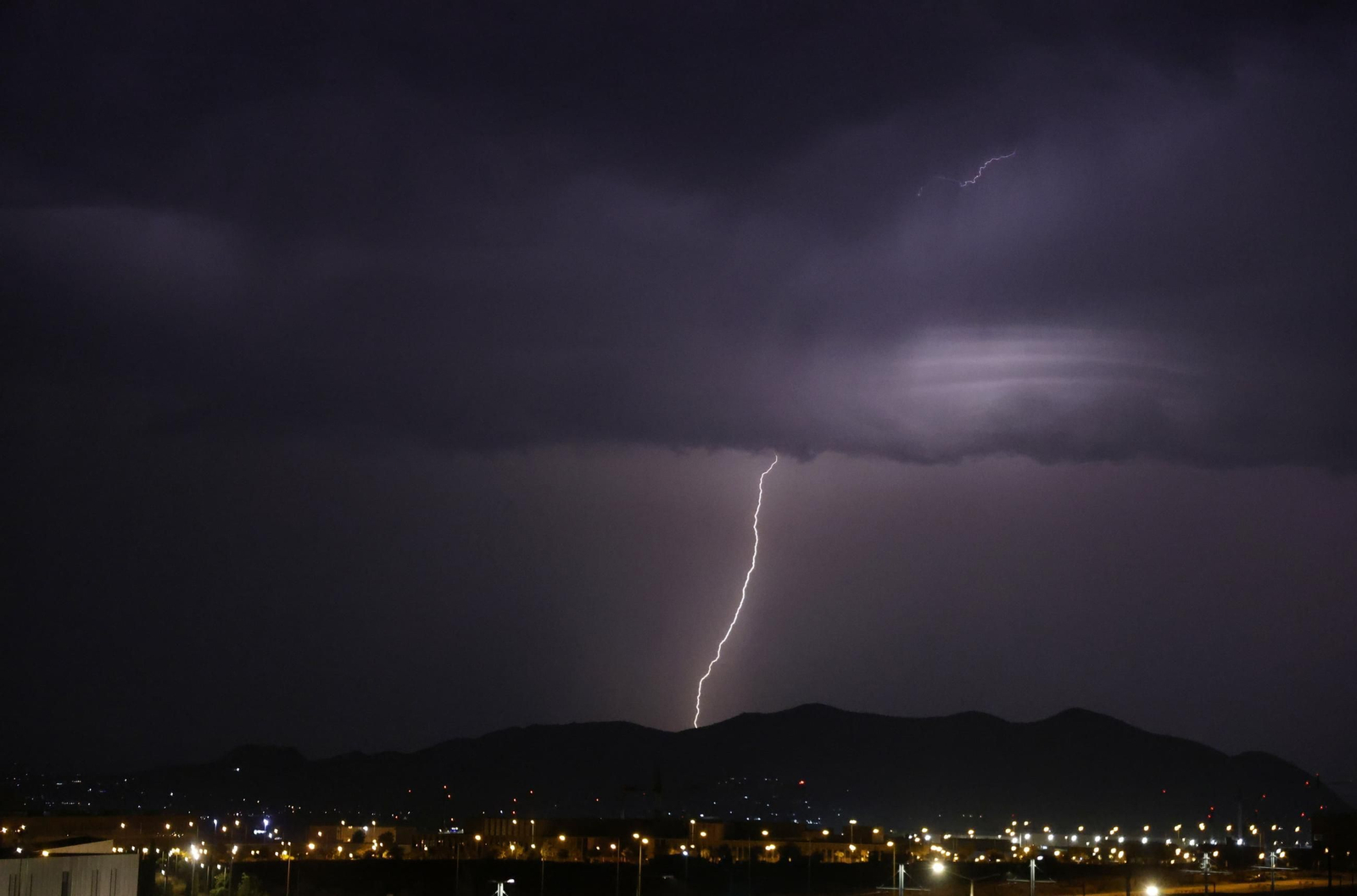 Un rayo en Málaga capital, esta madrugada de tormenta.