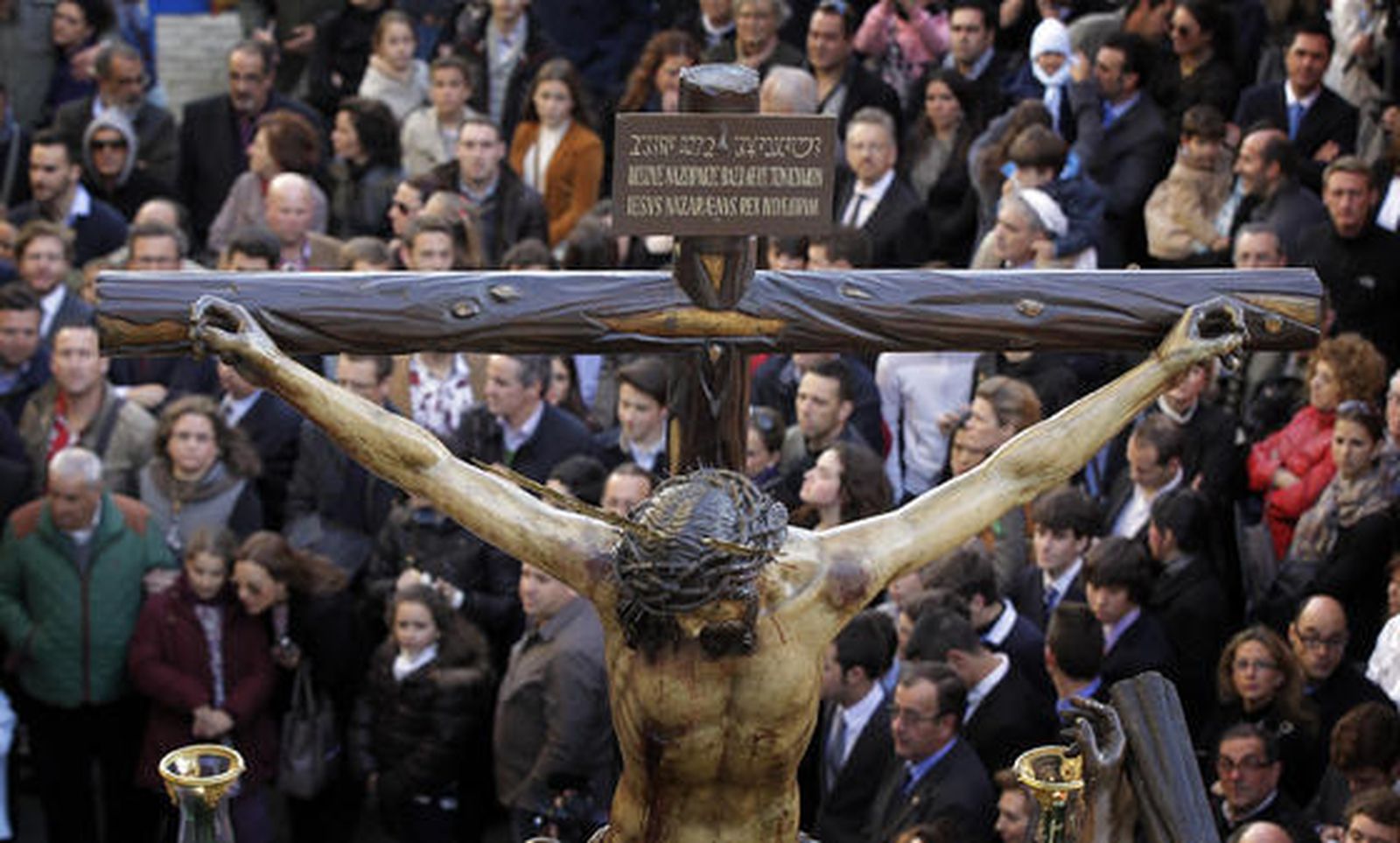 El Santísimo Cristo de la Esperanza se lleva con él todas las miradas del público tras su salida de San Juan de los Caballeros.  Foto: Miguel Angel Gonzalez