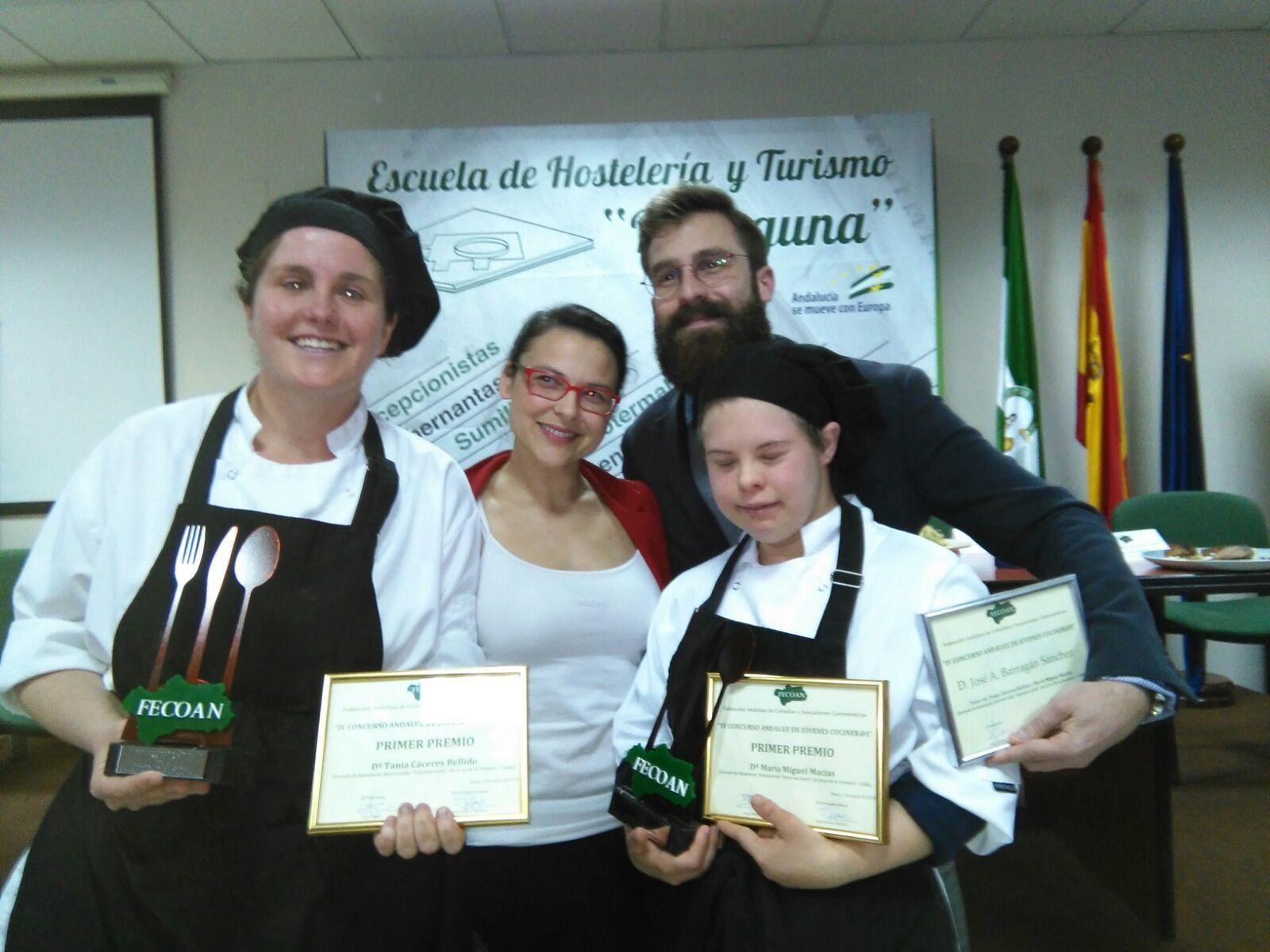 María Miguel Macías y Tania Cáceres Bellido, con los premios