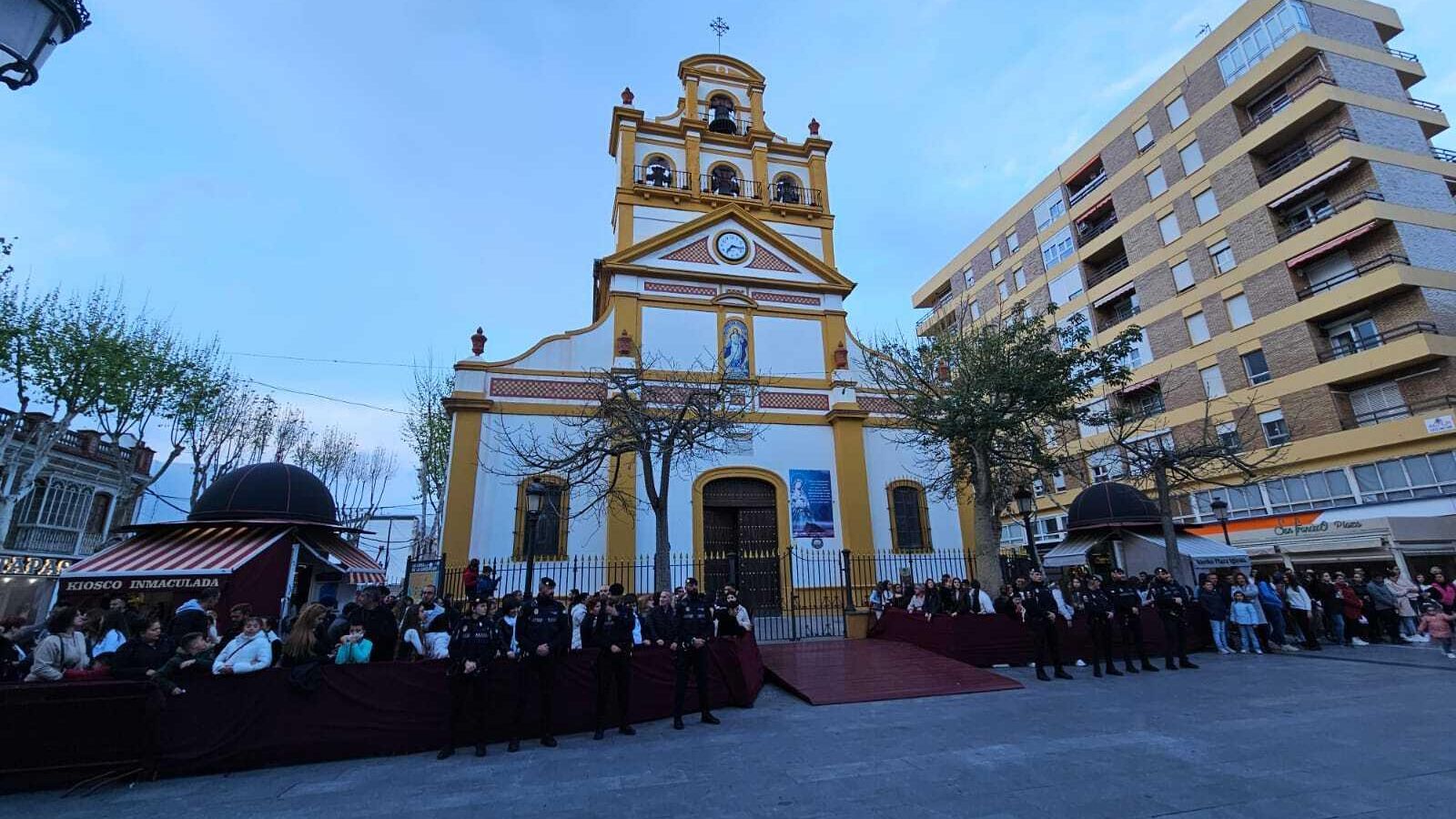 Las puertas de la parroquia de la Inmaculada de La Línea, a las 19:15.