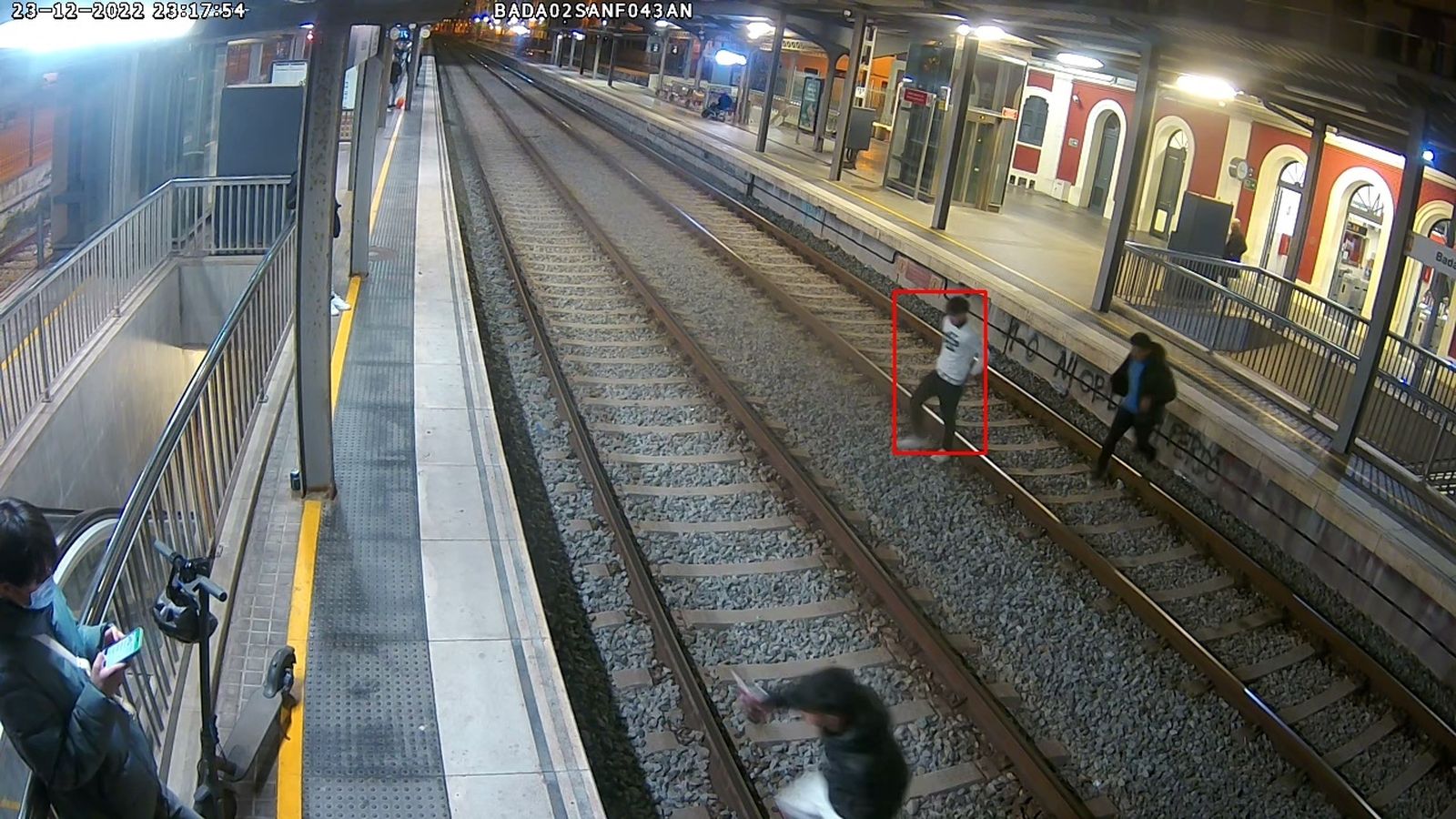 El sistema permite detectar caídas de personas y objetos a las vías, incendios, actos vandálicos o el fraude en el acceso.