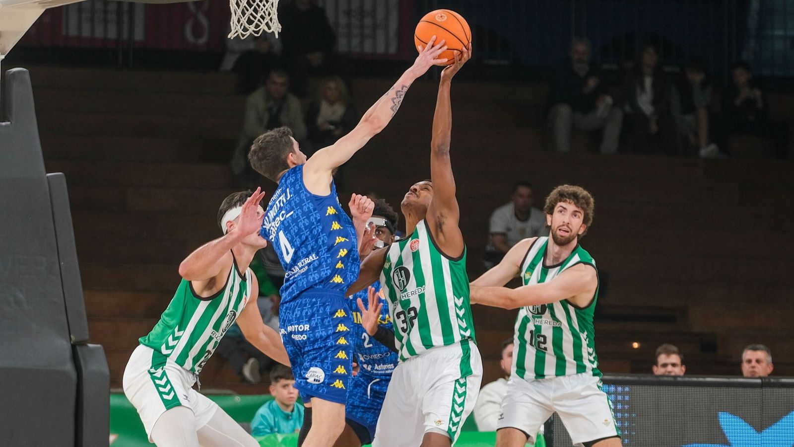 Renfroe defiende la entrada a canasta de Valinotti.